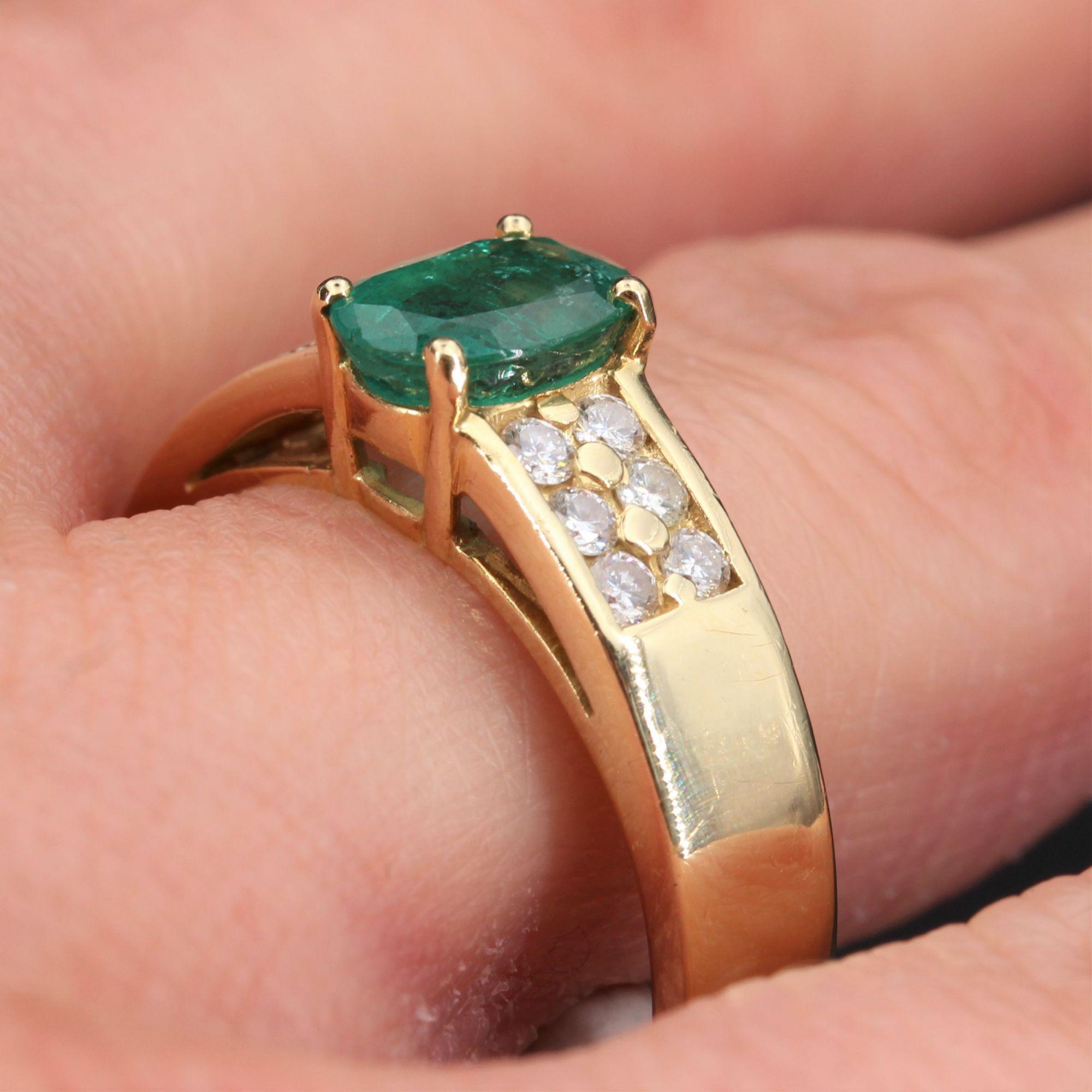 French Modern Emerald Diamond 18 Karat Yellow Gold Ring For Sale 4