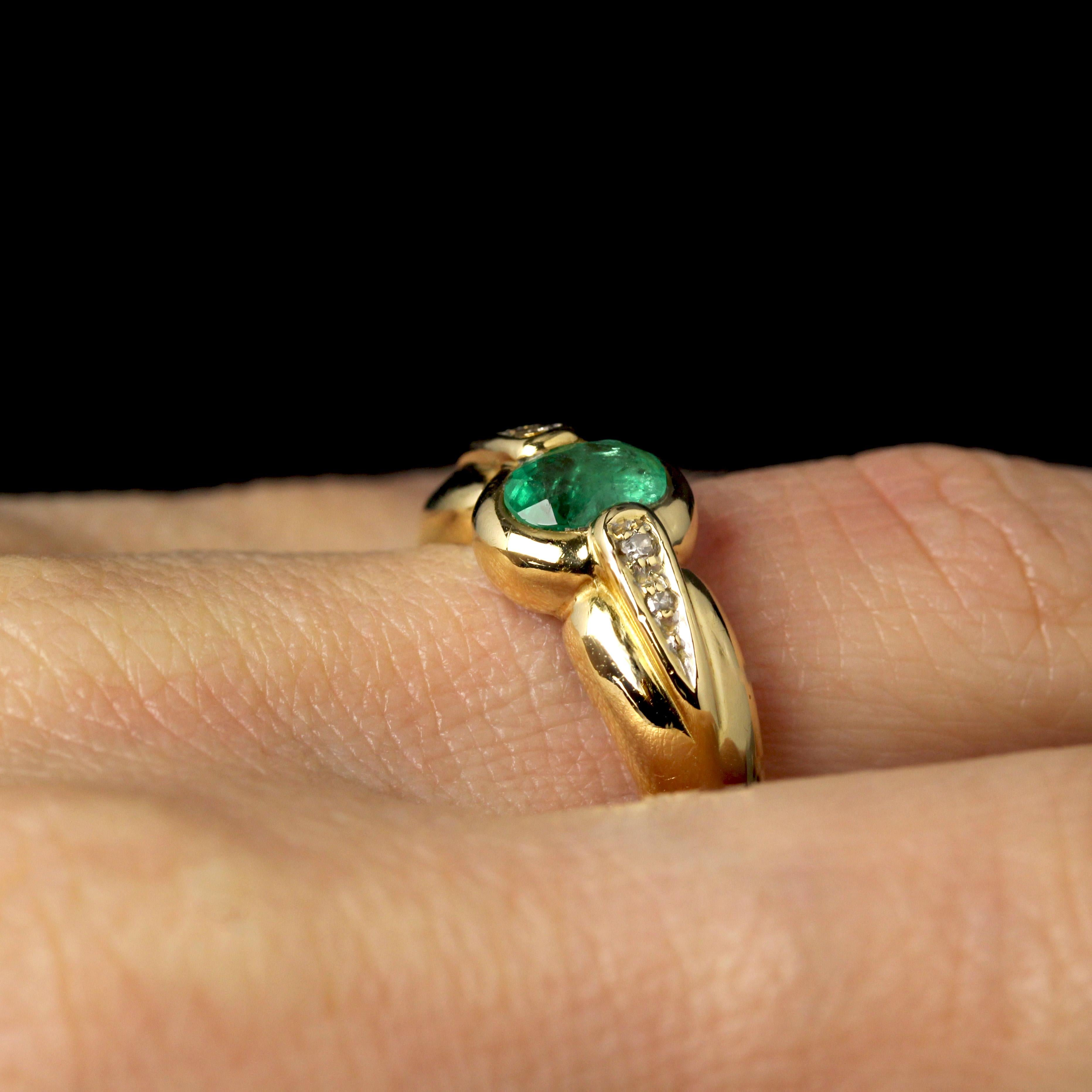 French Modern Emerald Diamonds 18 Karat Yellow Gold Ring For Sale 6
