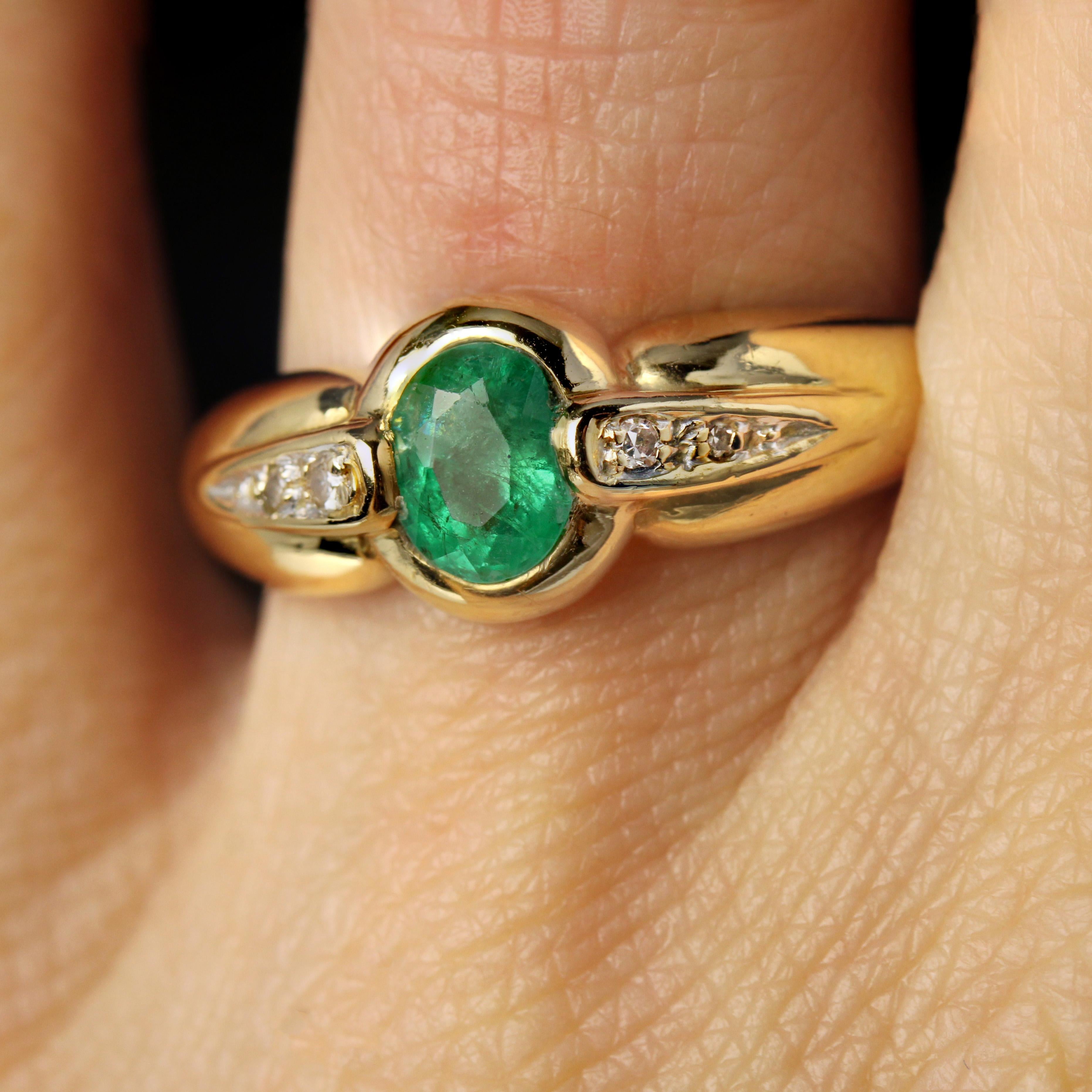 French Modern Emerald Diamonds 18 Karat Yellow Gold Ring For Sale 7