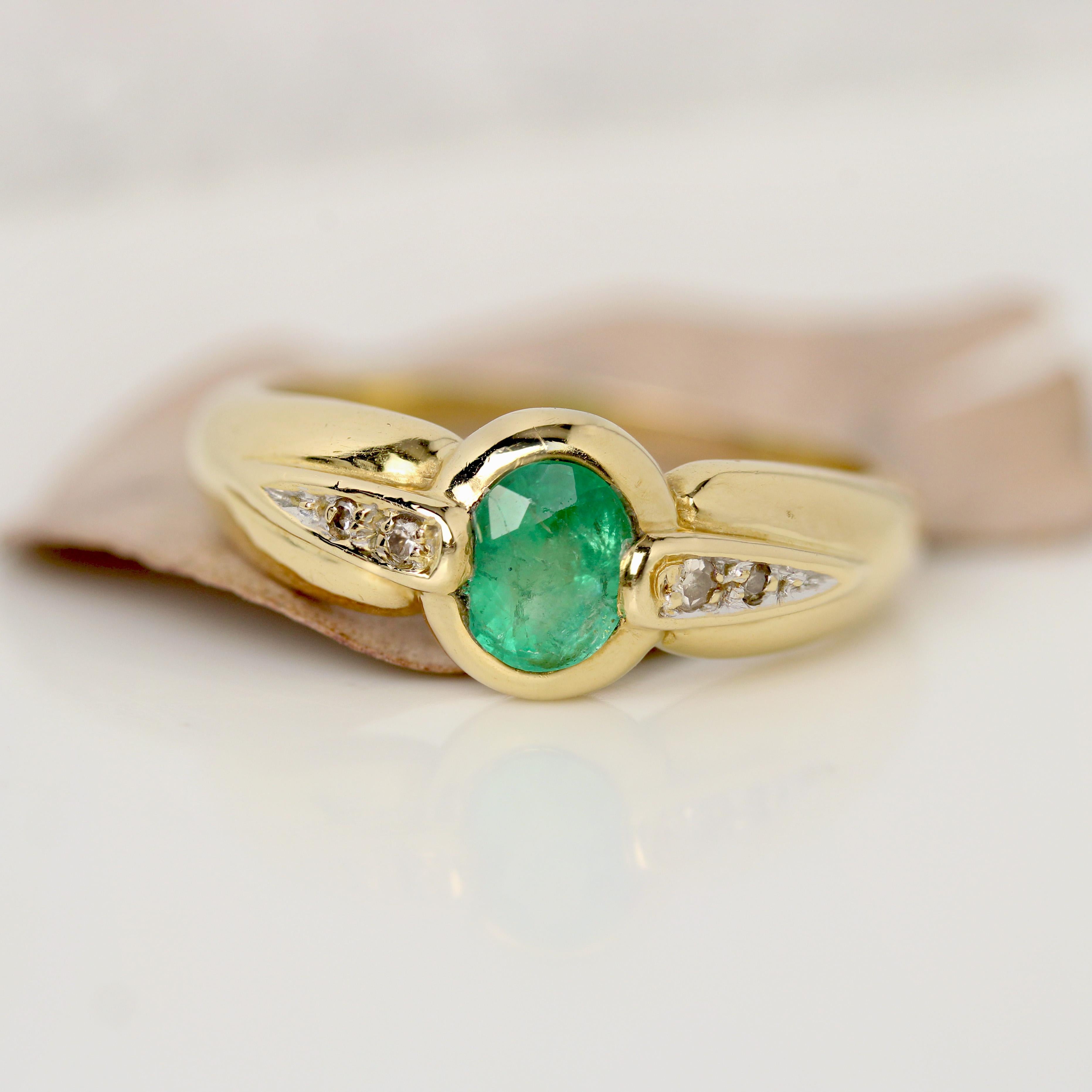Oval Cut French Modern Emerald Diamonds 18 Karat Yellow Gold Ring For Sale