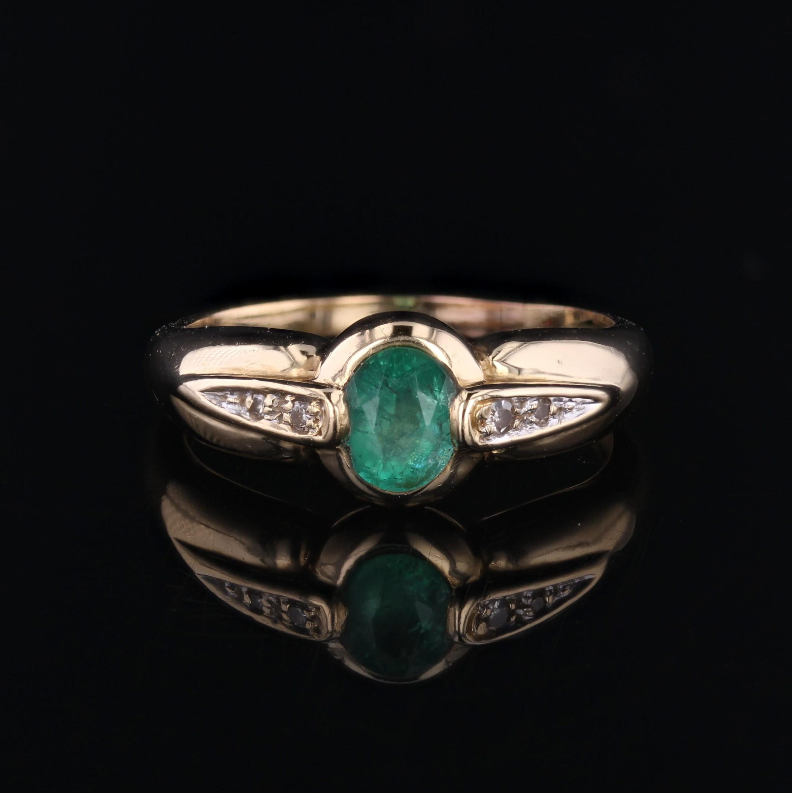 Women's French Modern Emerald Diamonds 18 Karat Yellow Gold Ring For Sale