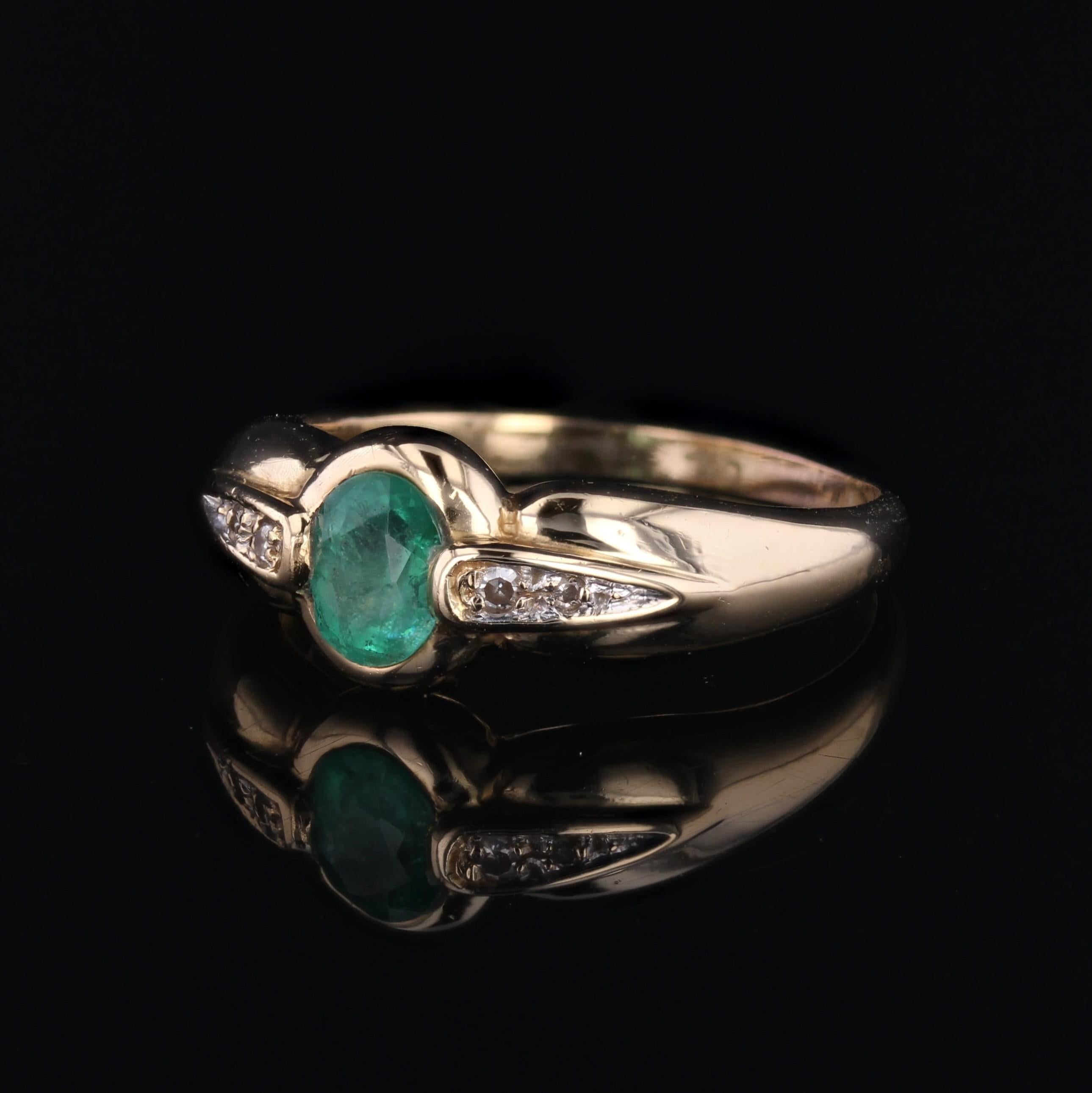 French Modern Emerald Diamonds 18 Karat Yellow Gold Ring For Sale 1