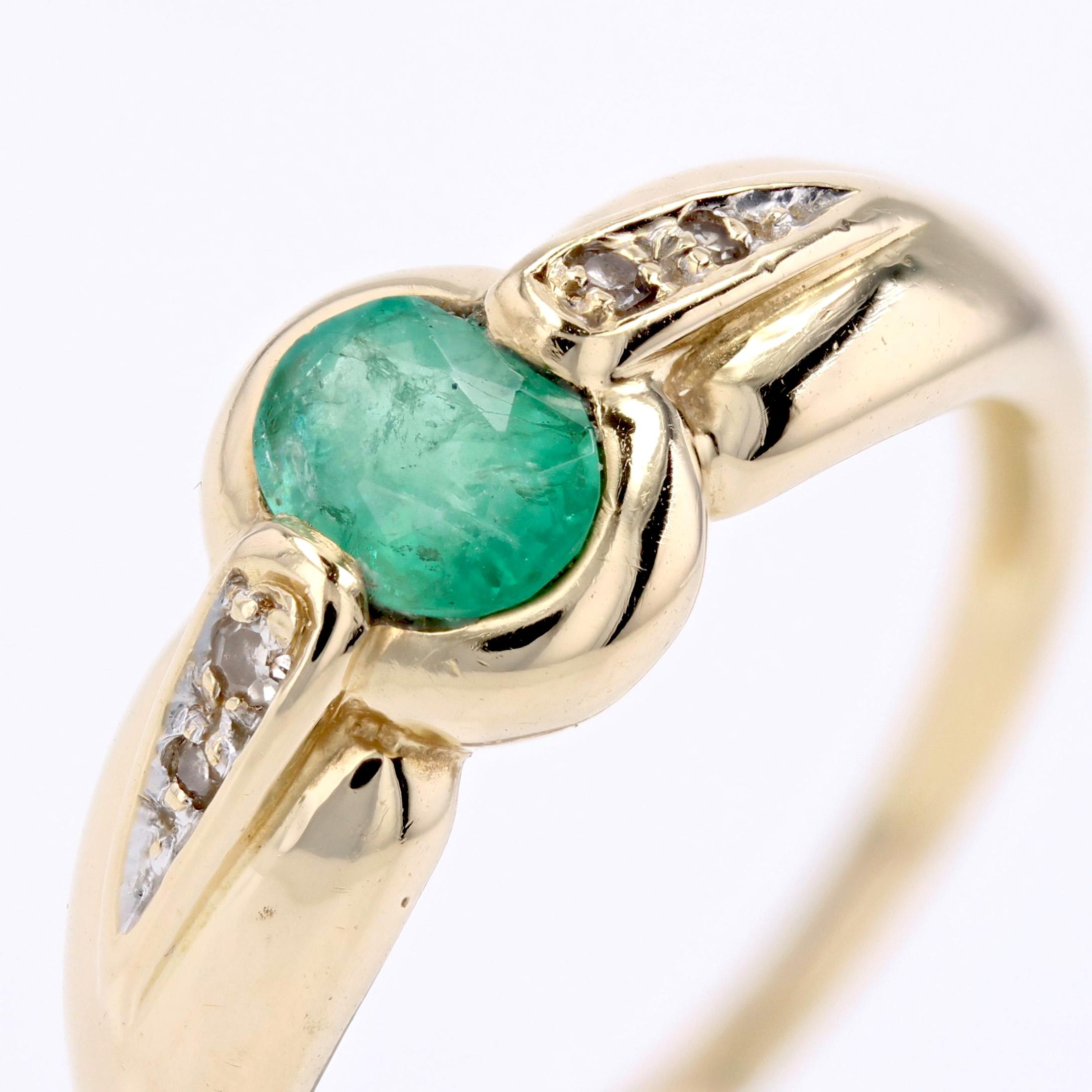 French Modern Emerald Diamonds 18 Karat Yellow Gold Ring For Sale 3