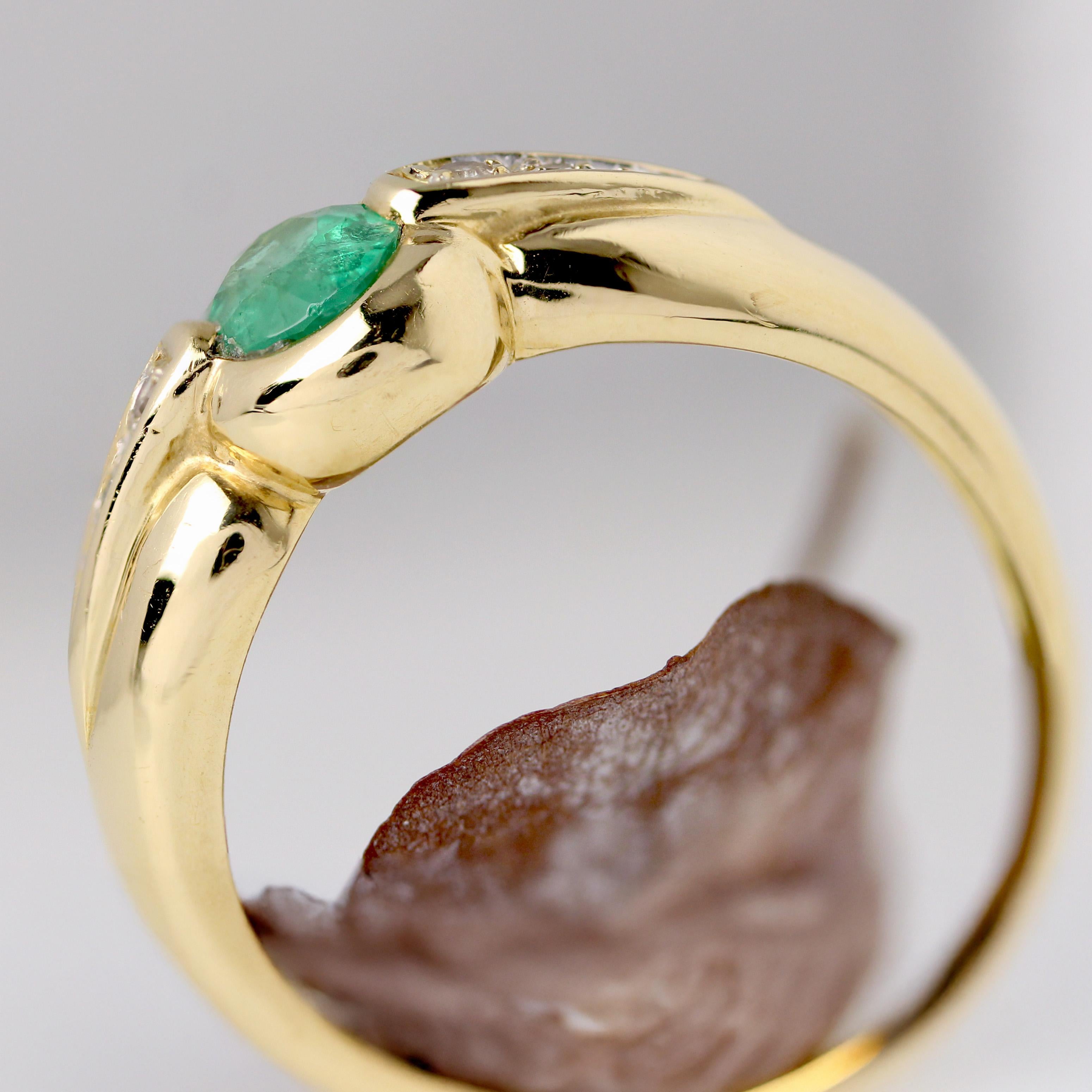 French Modern Emerald Diamonds 18 Karat Yellow Gold Ring For Sale 4