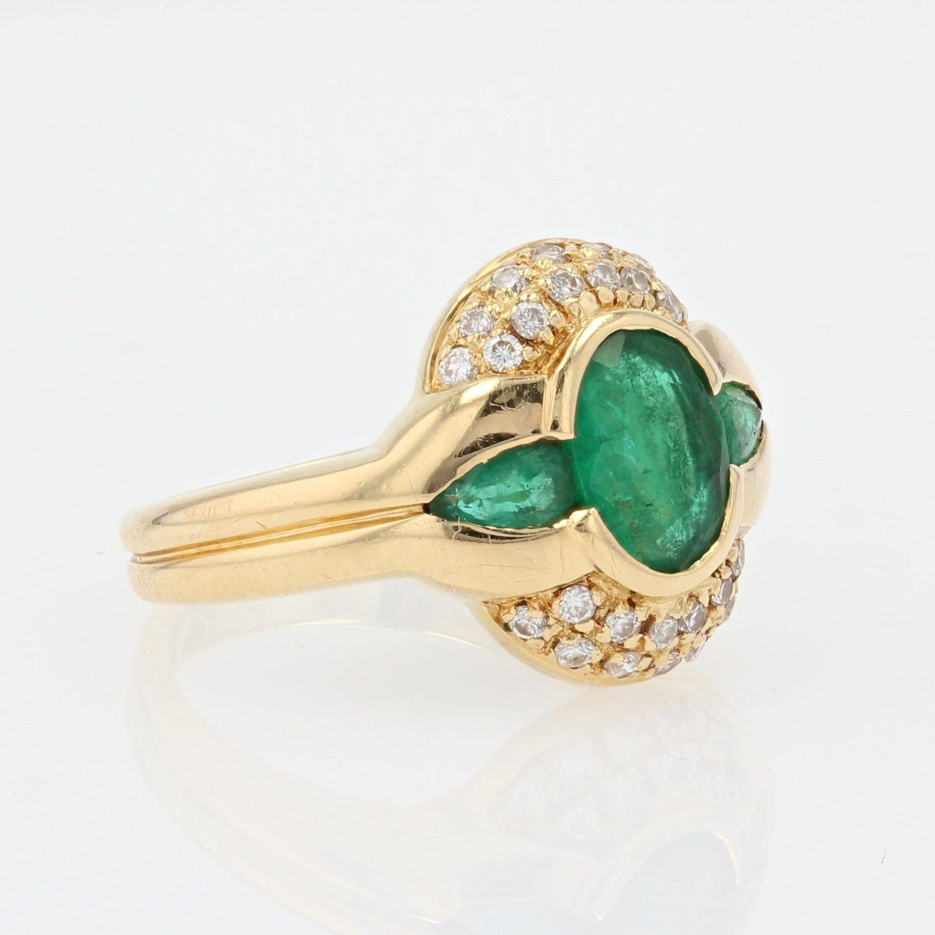French Modern Emeralds Diamonds 18 Karat Yellow Gold Ring In Good Condition For Sale In Poitiers, FR