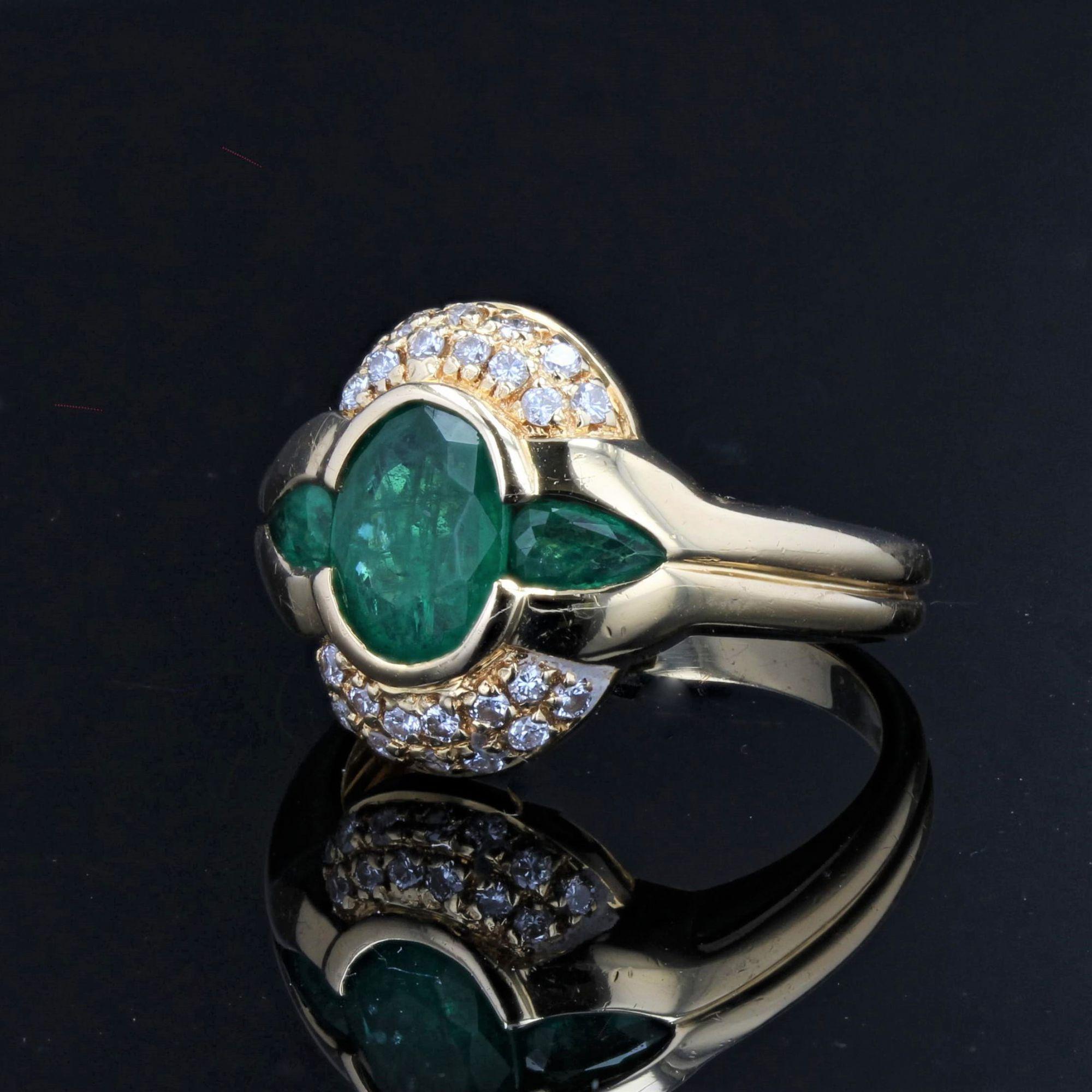 French Modern Emeralds Diamonds 18 Karat Yellow Gold Ring For Sale 1