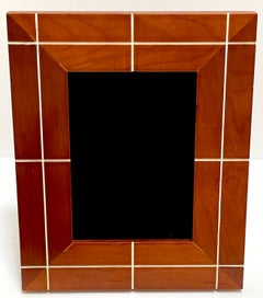 Cornice con motivo a griglia in noce incisa in stile francese moderno e smalto bianco