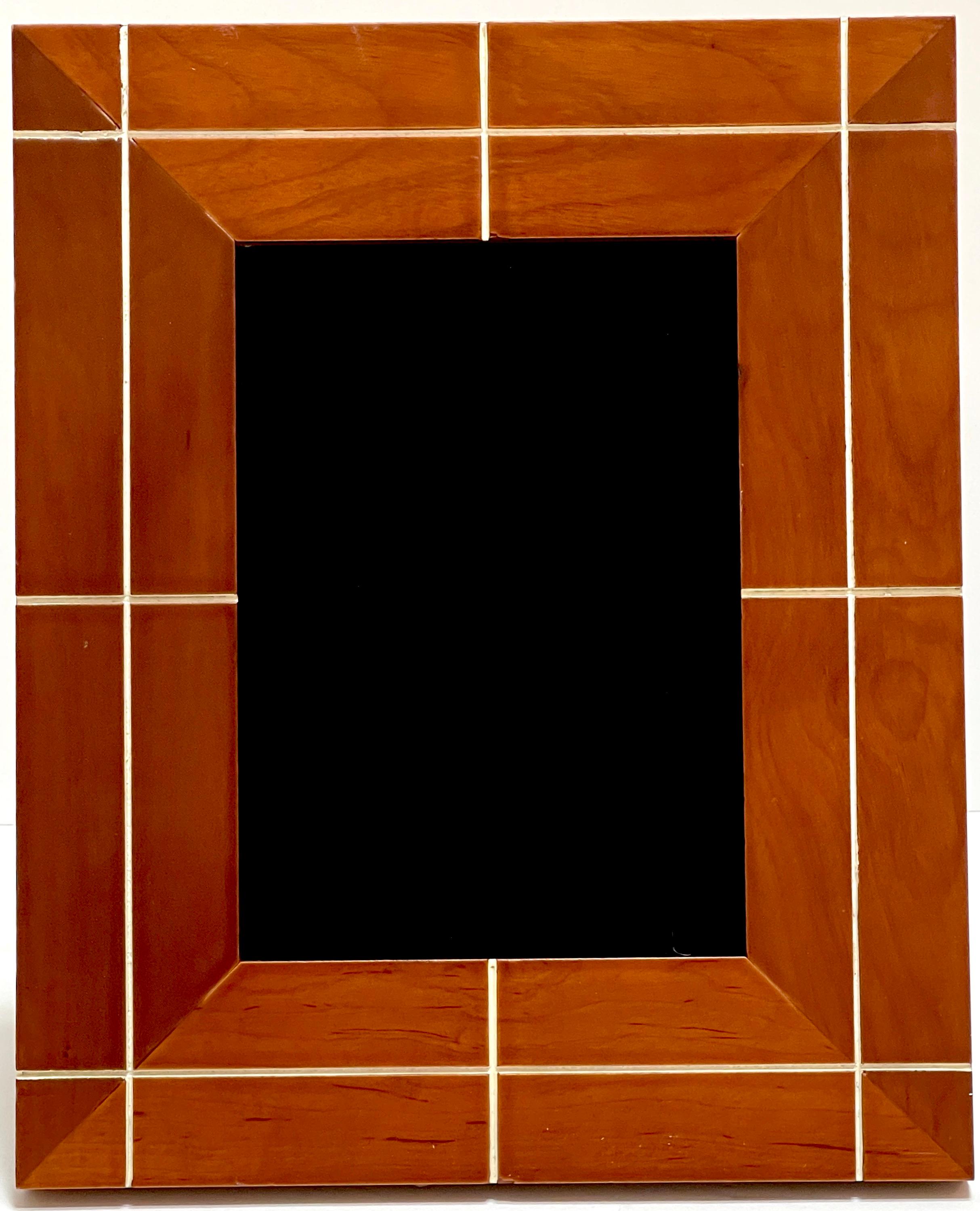 Marco francés moderno grabado de madera de nogal arquitectónico y esmalte blanco con motivo de rejilla siglo XX en venta