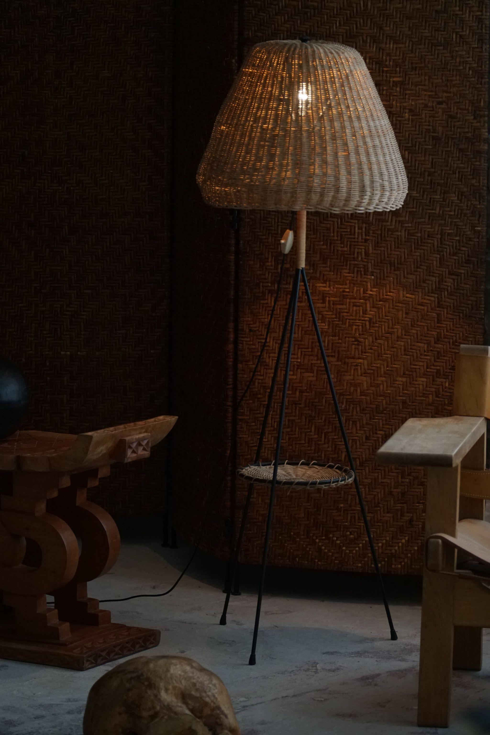 Lampadaire moderne français en rotin et acier, milieu du siècle, années 1960 en vente 10