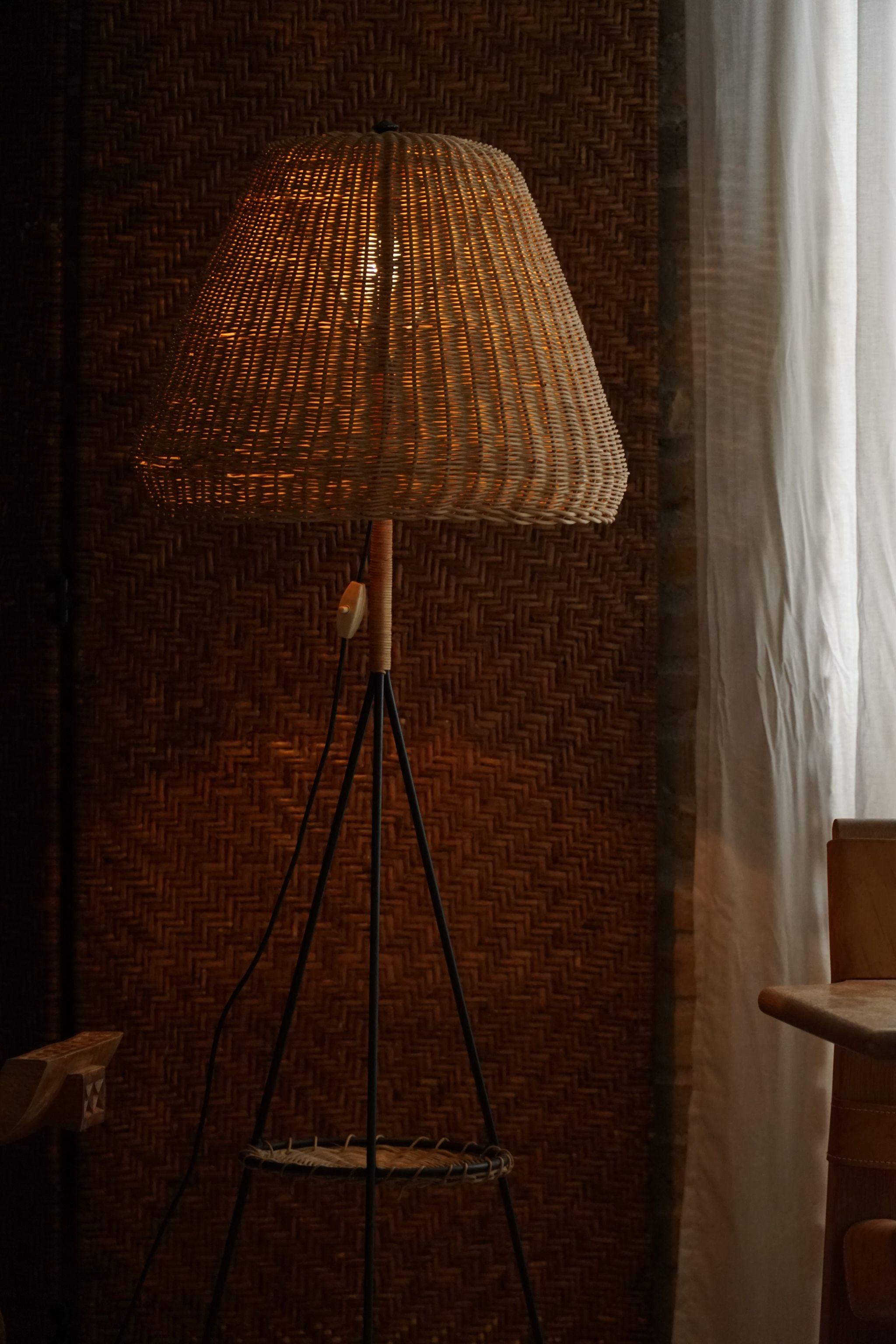 French Modern, Floor Lamp in Rattan and Steel, Mid Century, 1960s In Good Condition For Sale In Odense, DK
