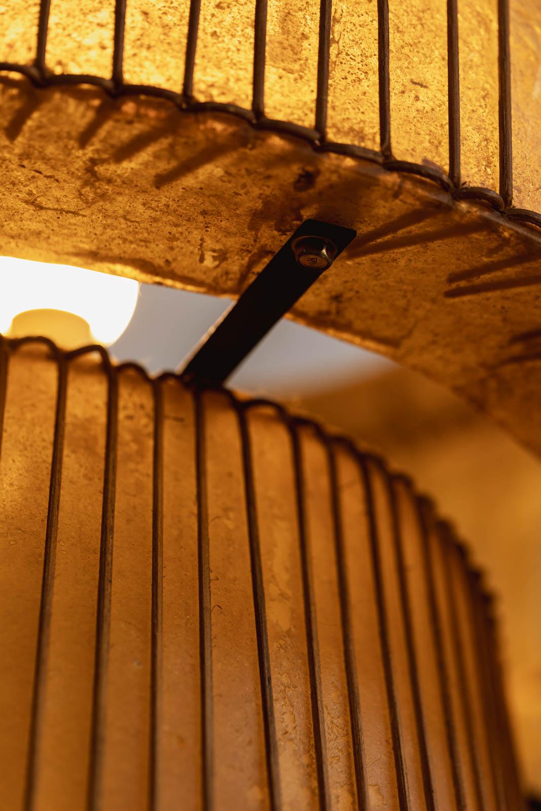 Lampada da terra moderna francese in resina e vimini, 1972 in vendita 4