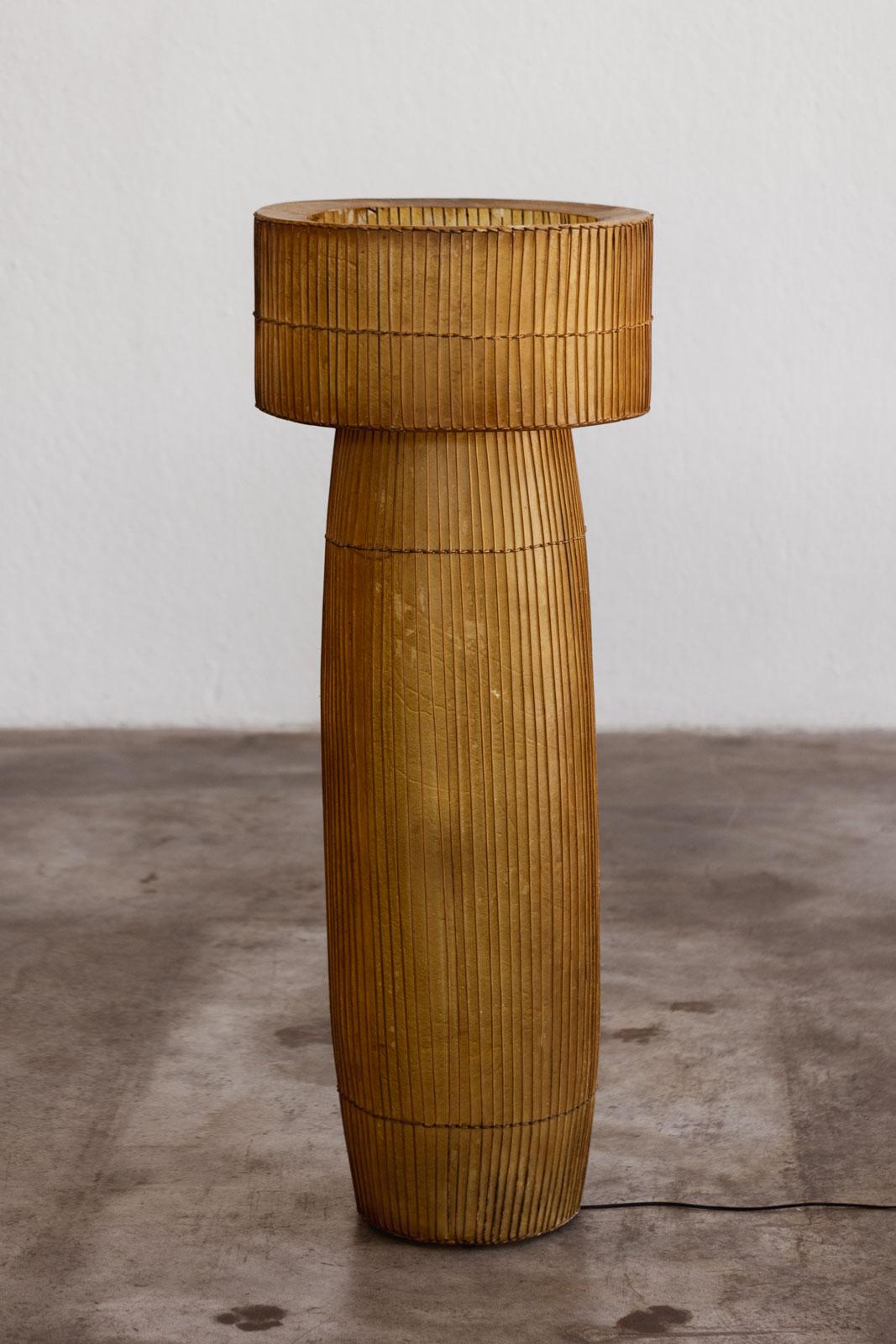 Mid-Century moderno Lampada da terra moderna francese in resina e vimini, 1972 in vendita