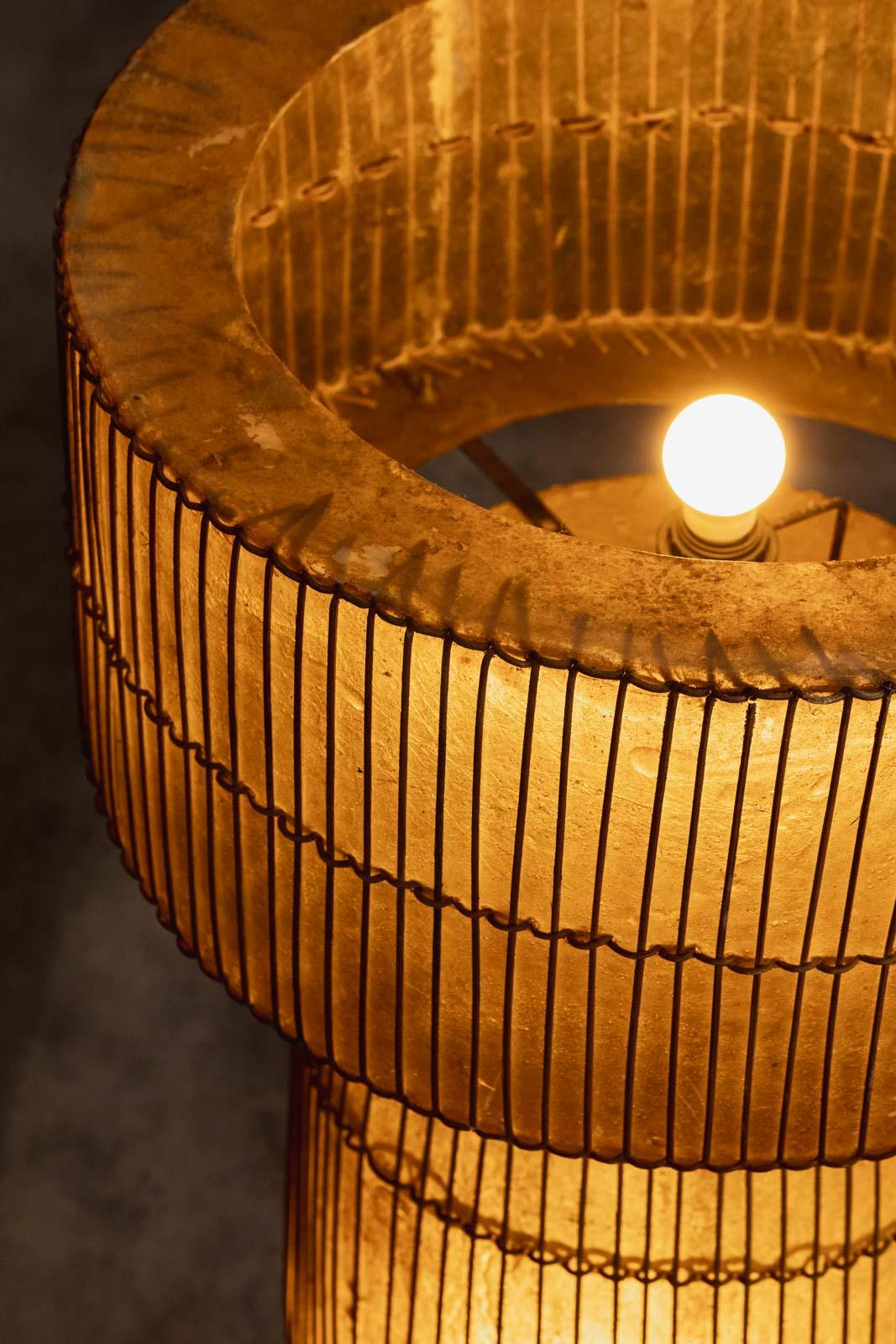 Francese Lampada da terra moderna francese in resina e vimini, 1972 in vendita