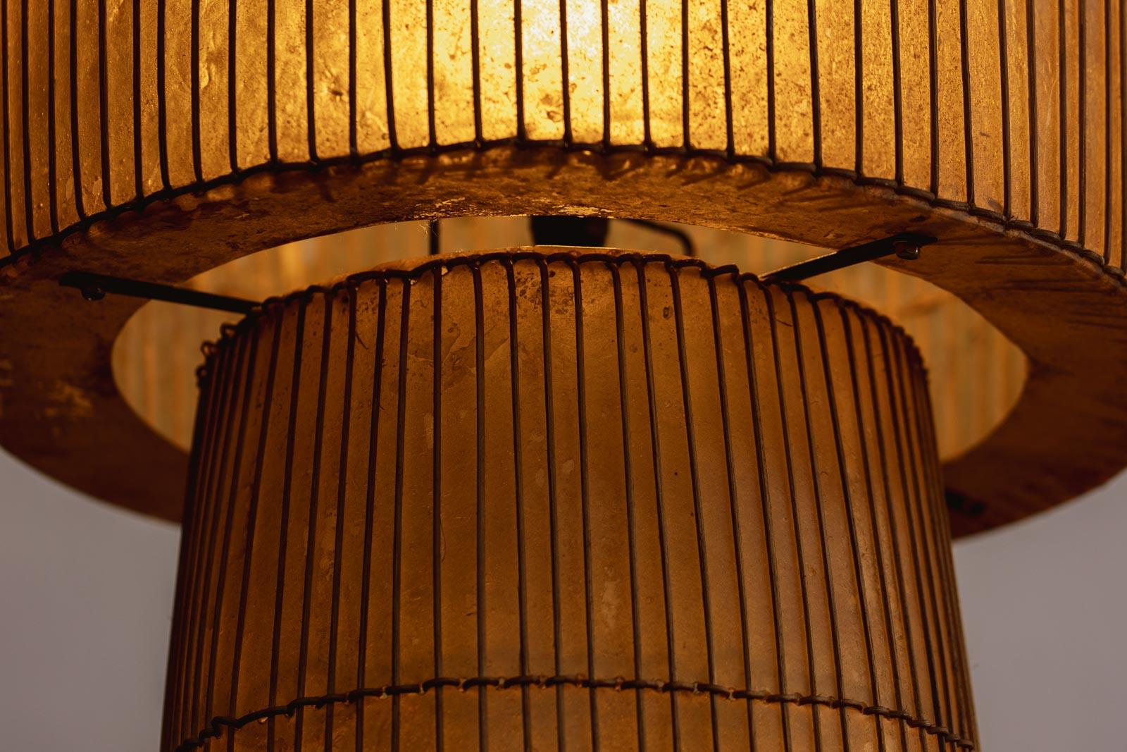 Lampada da terra moderna francese in resina e vimini, 1972 In condizioni buone in vendita a Lonigo, Veneto