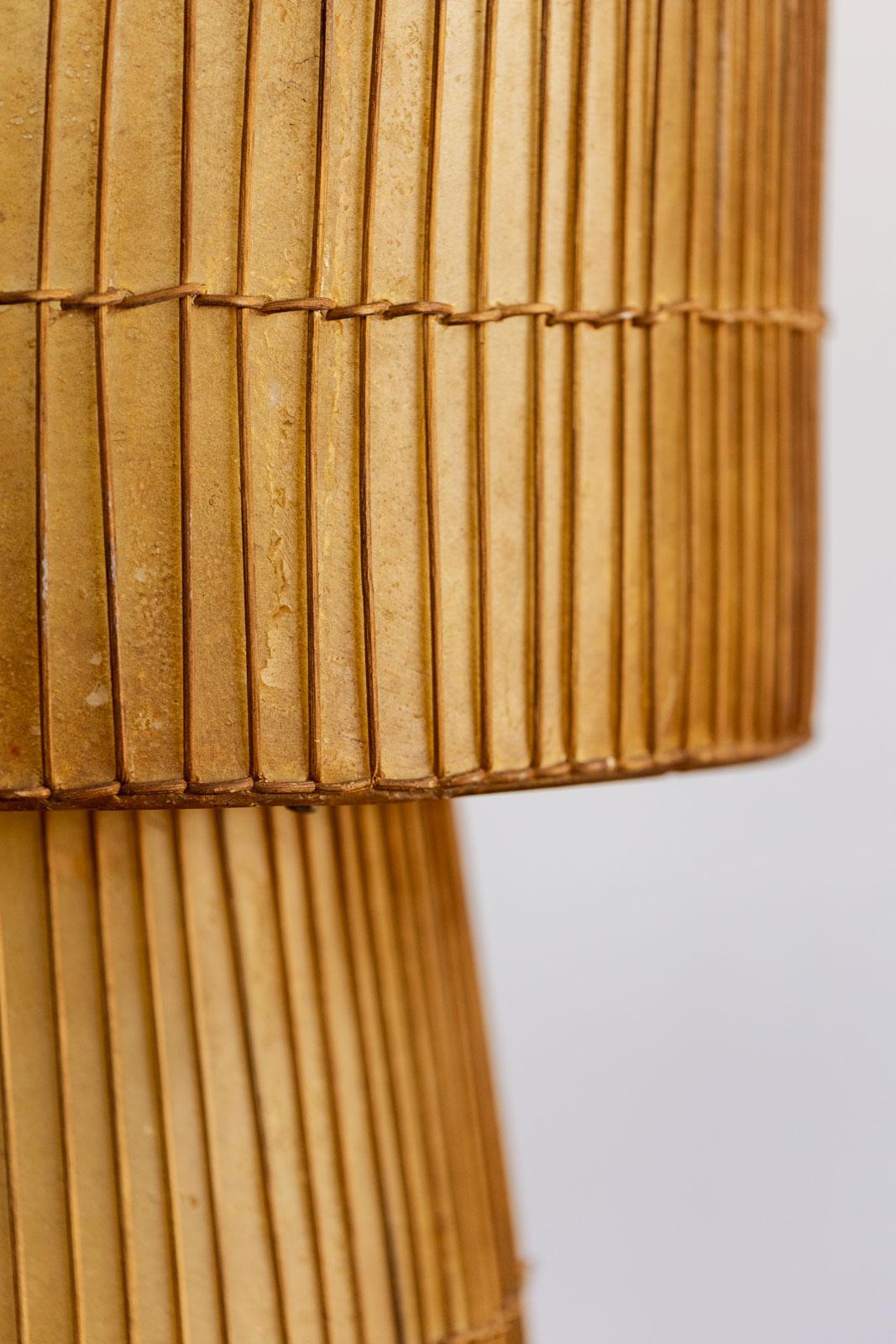 Fine XX secolo Lampada da terra moderna francese in resina e vimini, 1972 in vendita