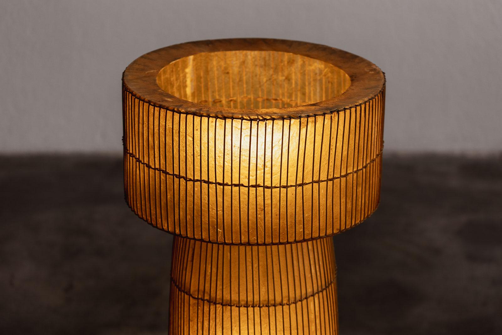 Lampada da terra moderna francese in resina e vimini, 1972 in vendita 1