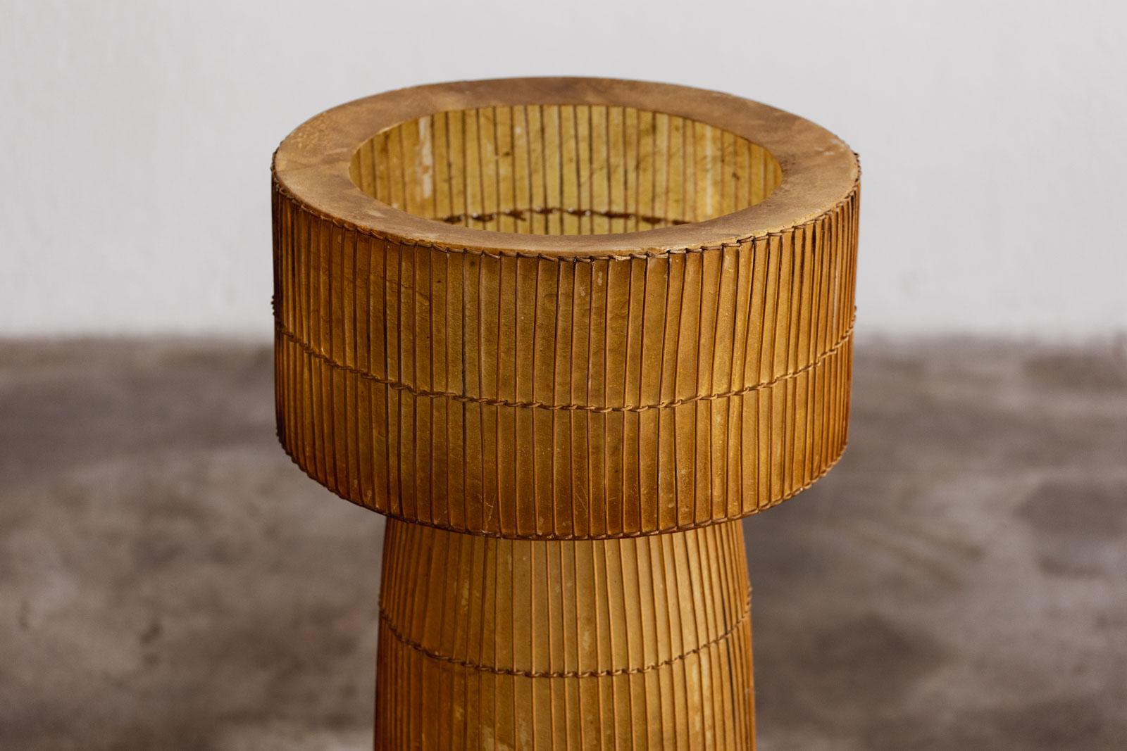 Lampada da terra moderna francese in resina e vimini, 1972 in vendita 2