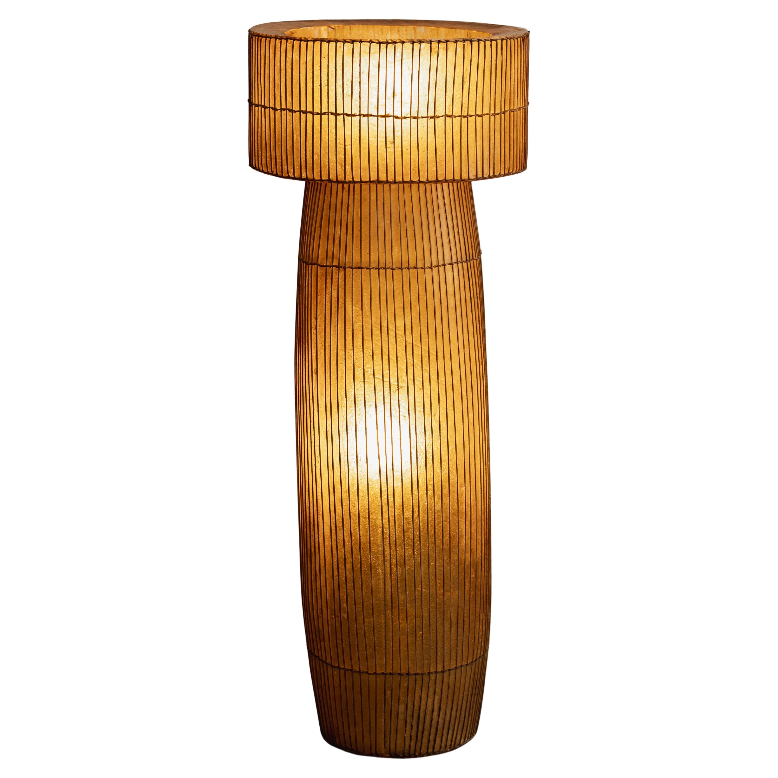 Lampada da terra moderna francese in resina e vimini, 1972 in vendita