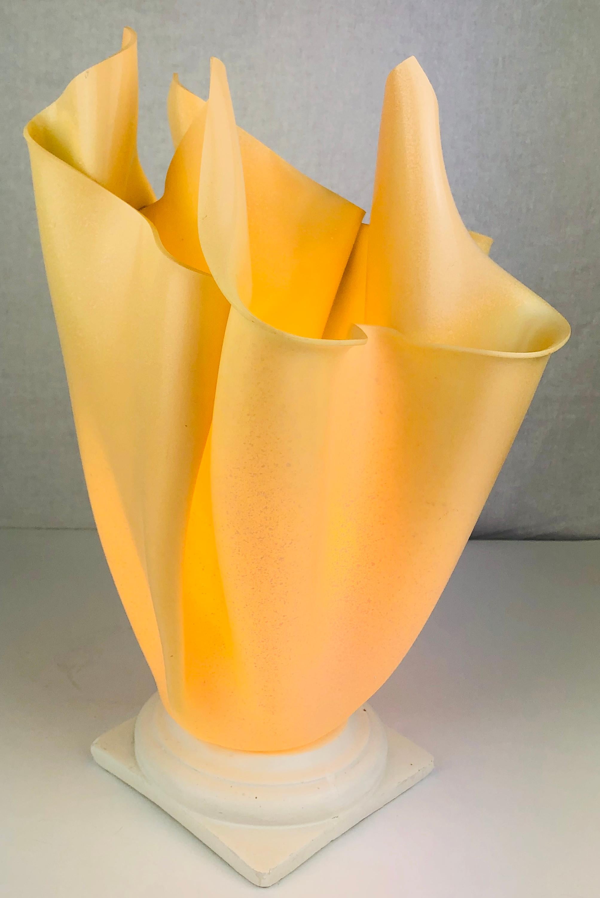 French Modern Georgia Jacob Curved Resin Table Lamp, circa 1970s In Good Condition In Miami, FL