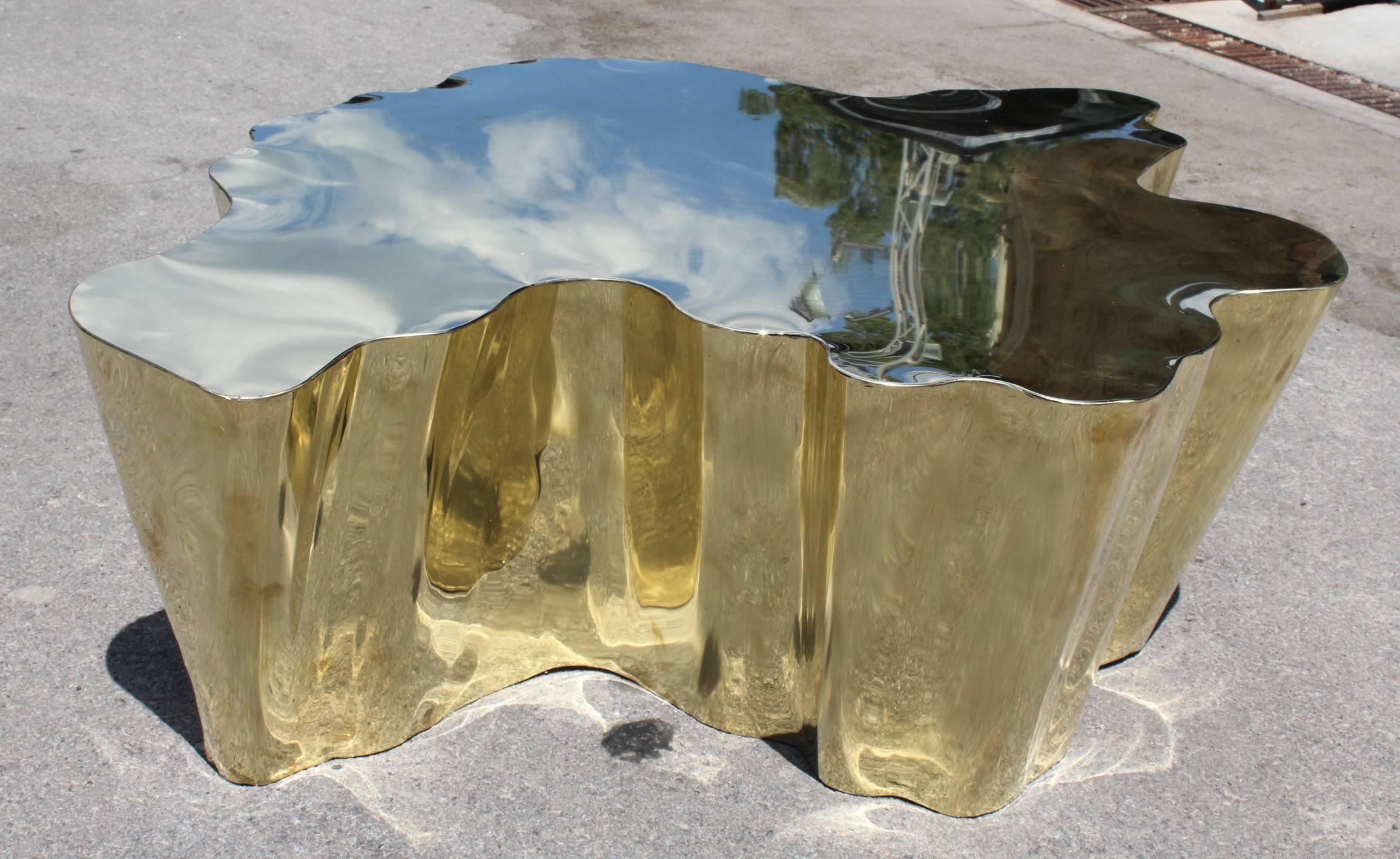 French modern gilded brass table in a golden finish.
 