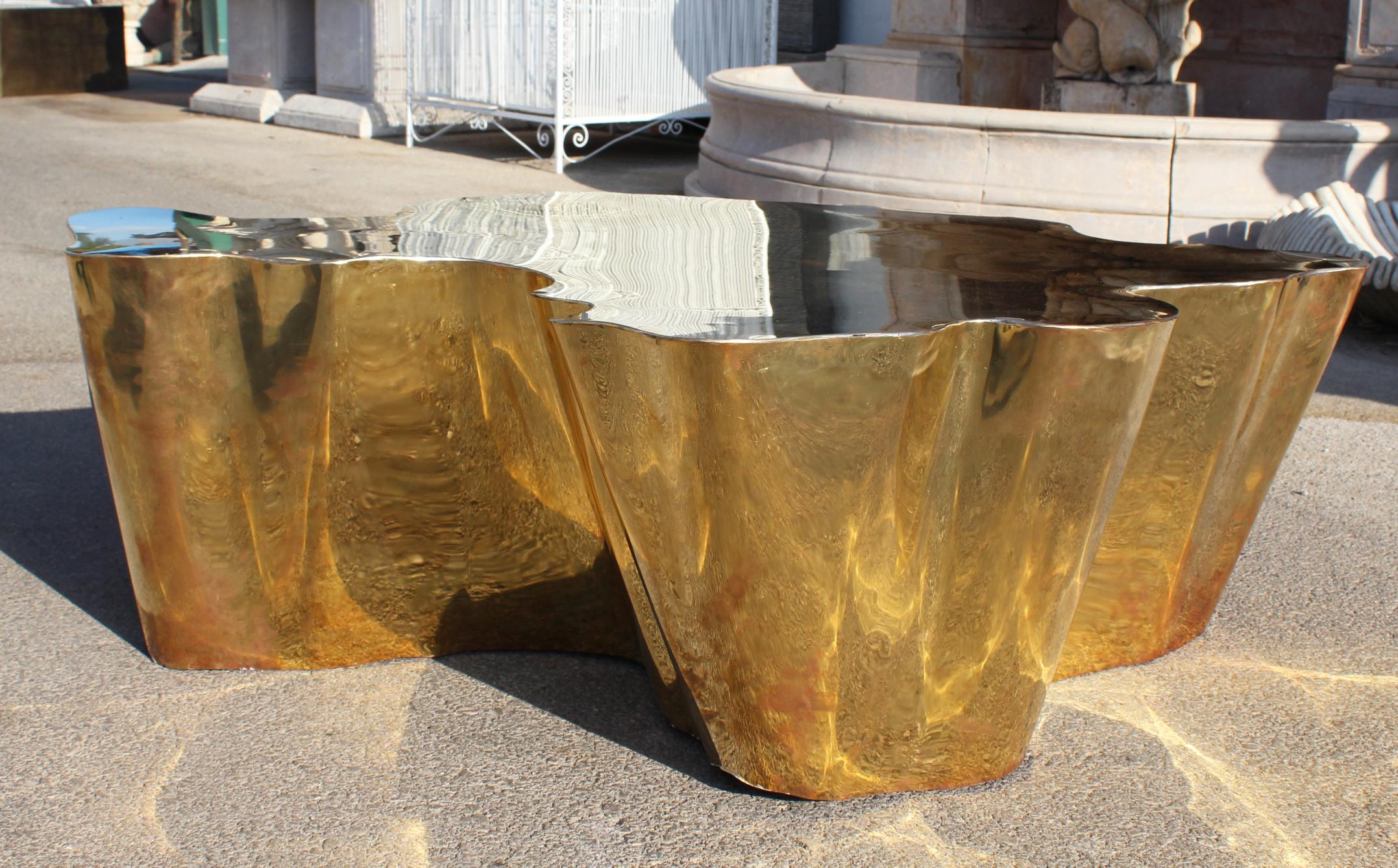 French modern gilded brass table in a golden finish.
 