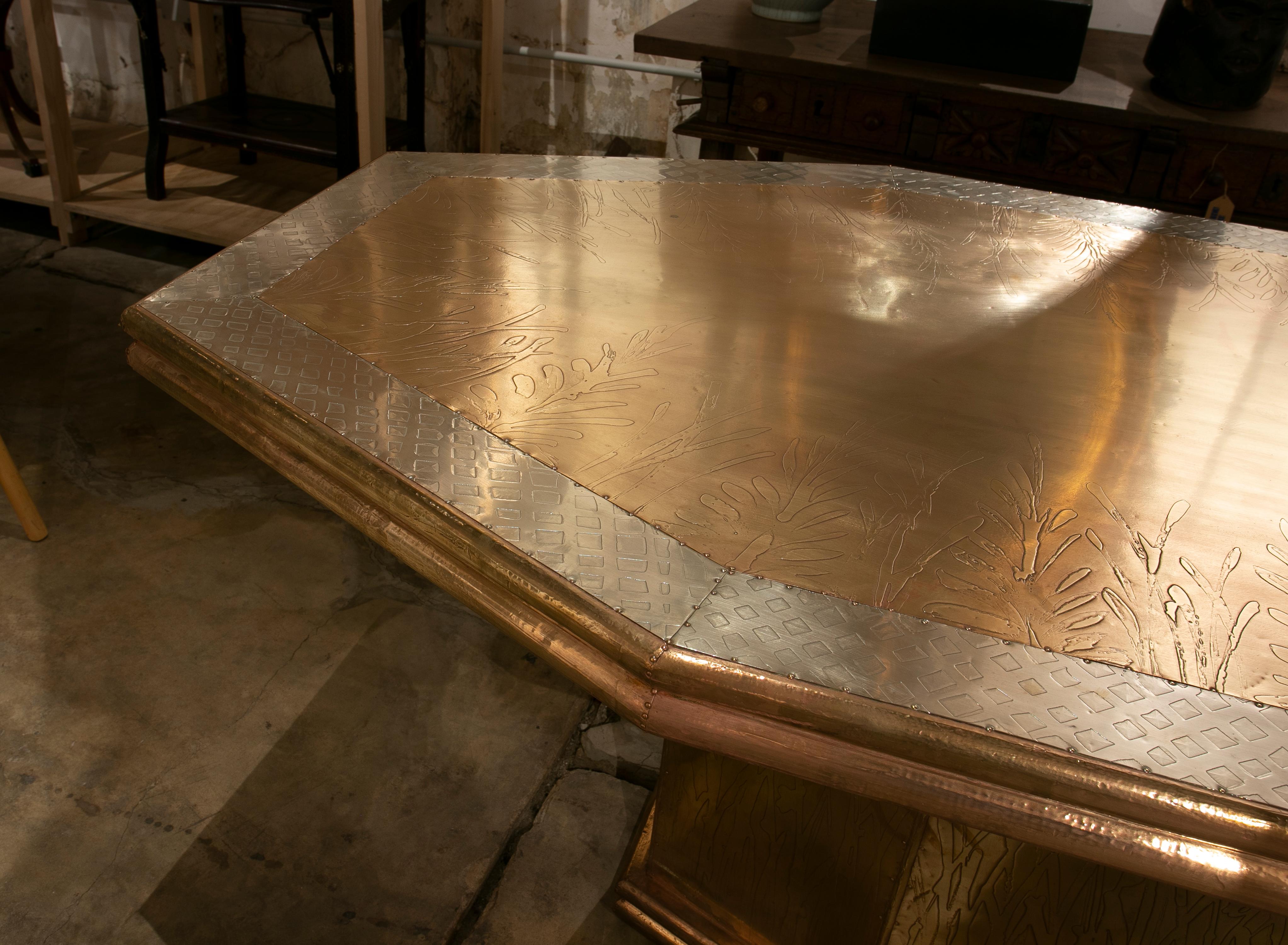 Moderner Tisch aus vergoldetem Messing der französischen Moderne in Gold und Silber (Französisch) im Angebot