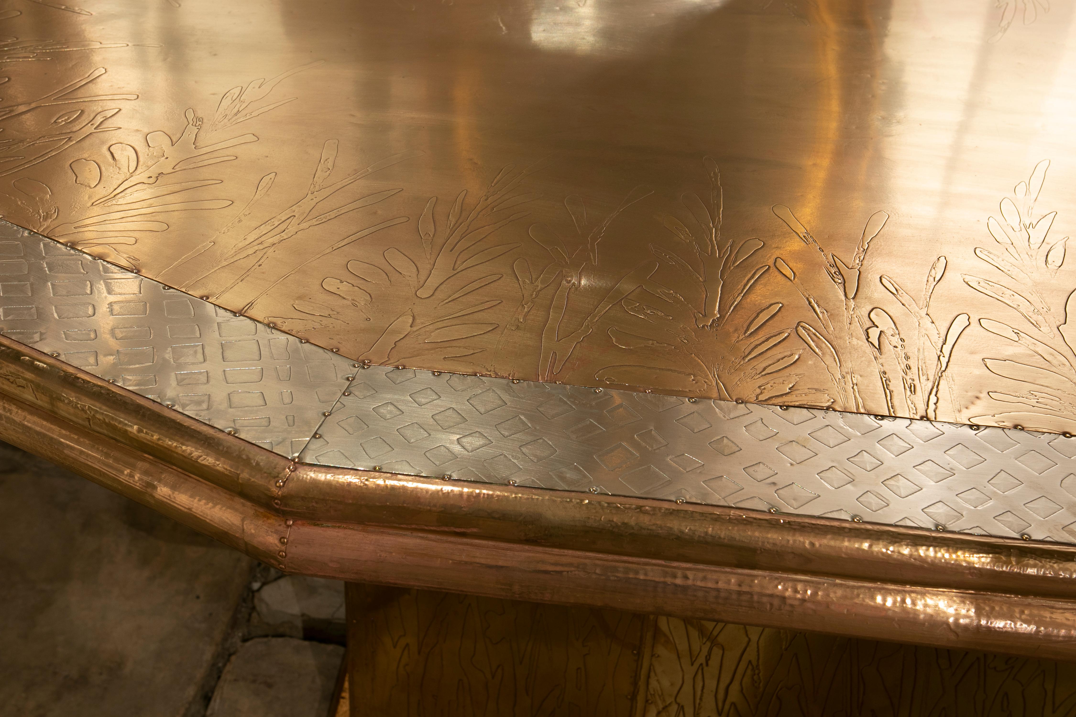Moderner Tisch aus vergoldetem Messing der französischen Moderne in Gold und Silber im Zustand „Gut“ im Angebot in Marbella, ES