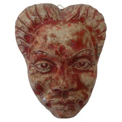 Scultura moderna francese di maschera facciale in terracotta smaltata