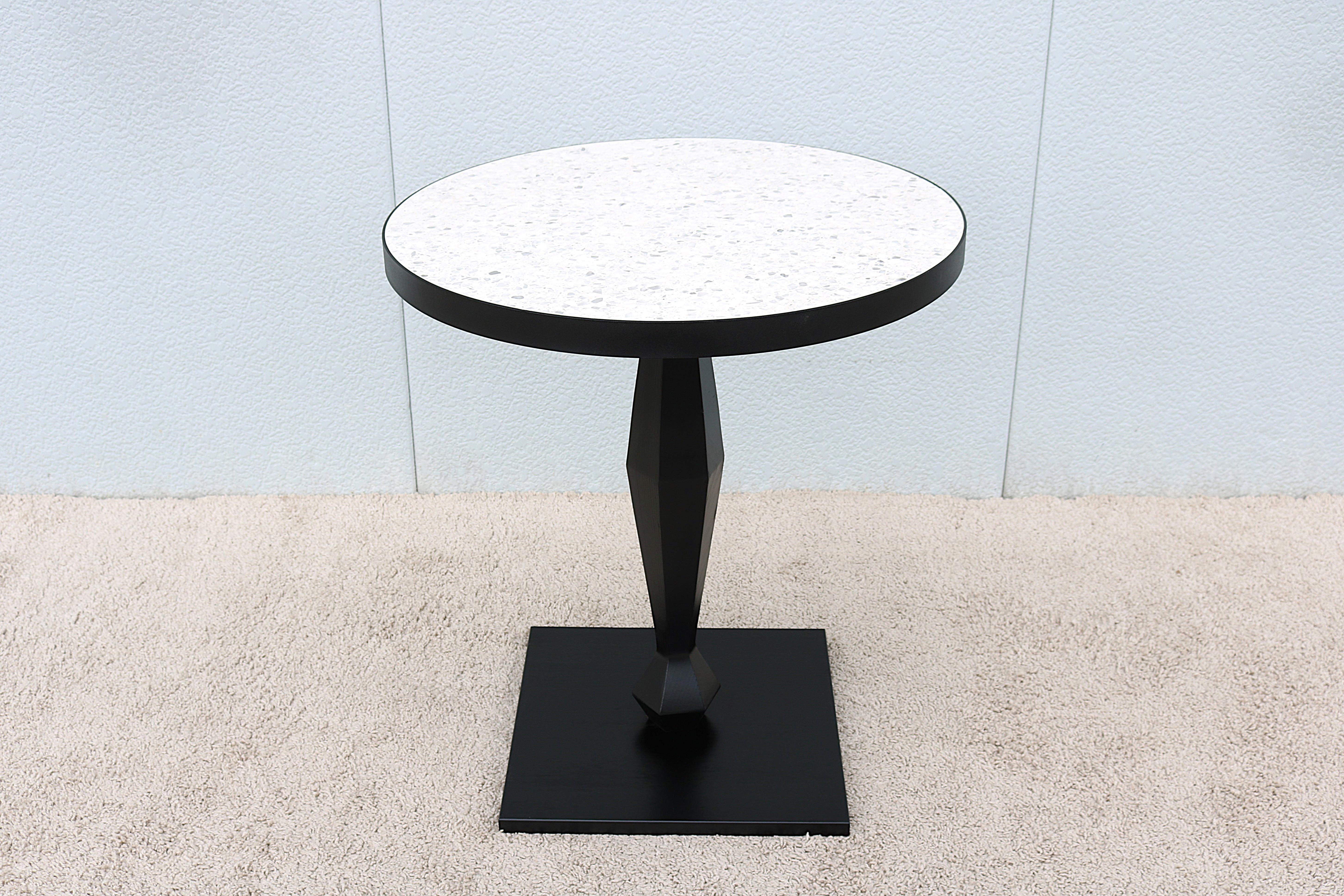 La beauté minimaliste moderne et le design élégant et épuré de la table Brankus s'intègrent parfaitement dans tous les environnements et parmi les designs classiques du milieu du siècle, avec une forme puissante qui s'impose.
Cette fabuleuse table a