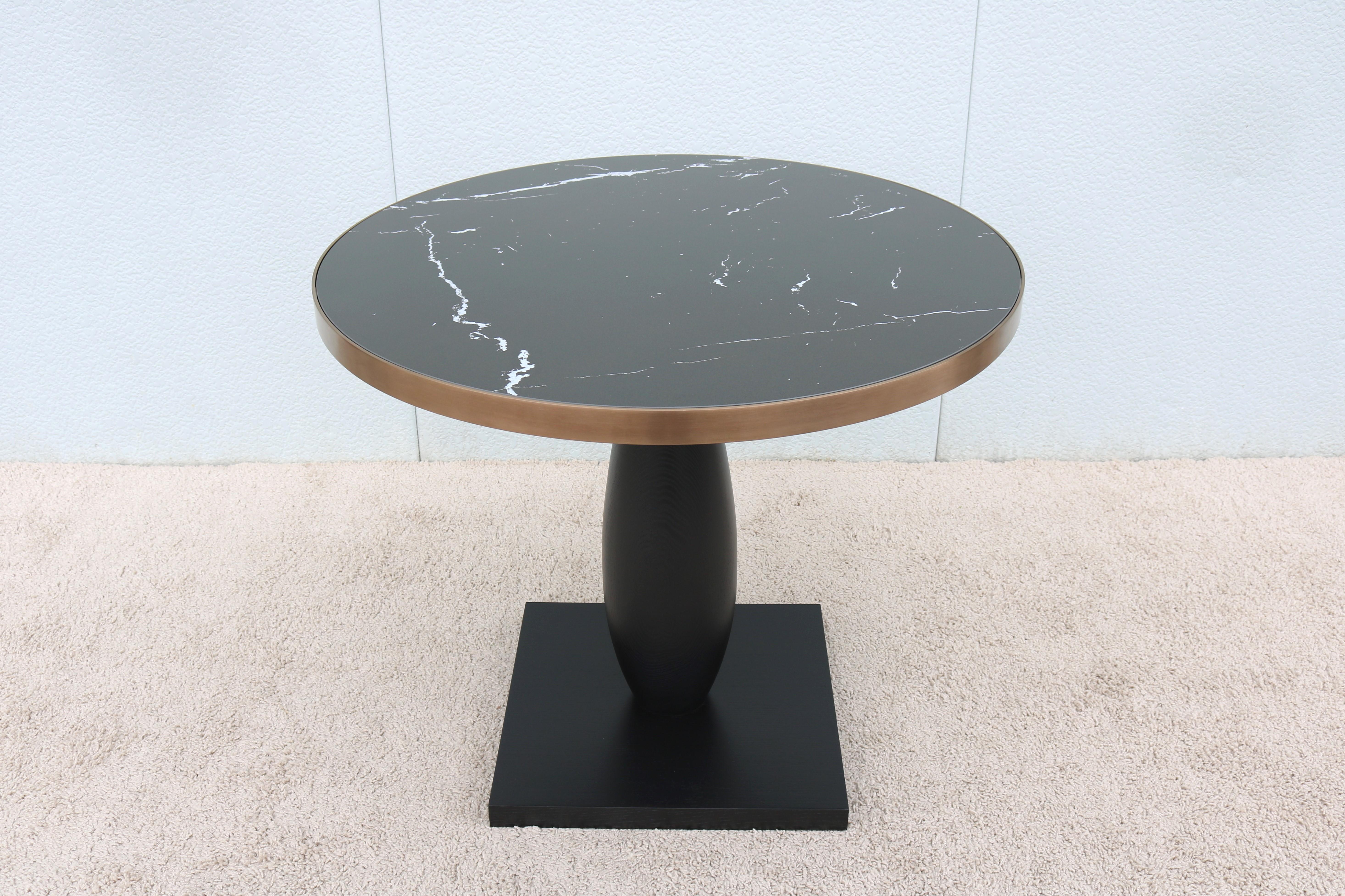 La beauté minimaliste moderne et le design élégant et épuré de la table Tila s'intègrent parfaitement dans tous les environnements et parmi les designs classiques du milieu du siècle, avec une forme puissante qui s'impose.
Cette fabuleuse table a