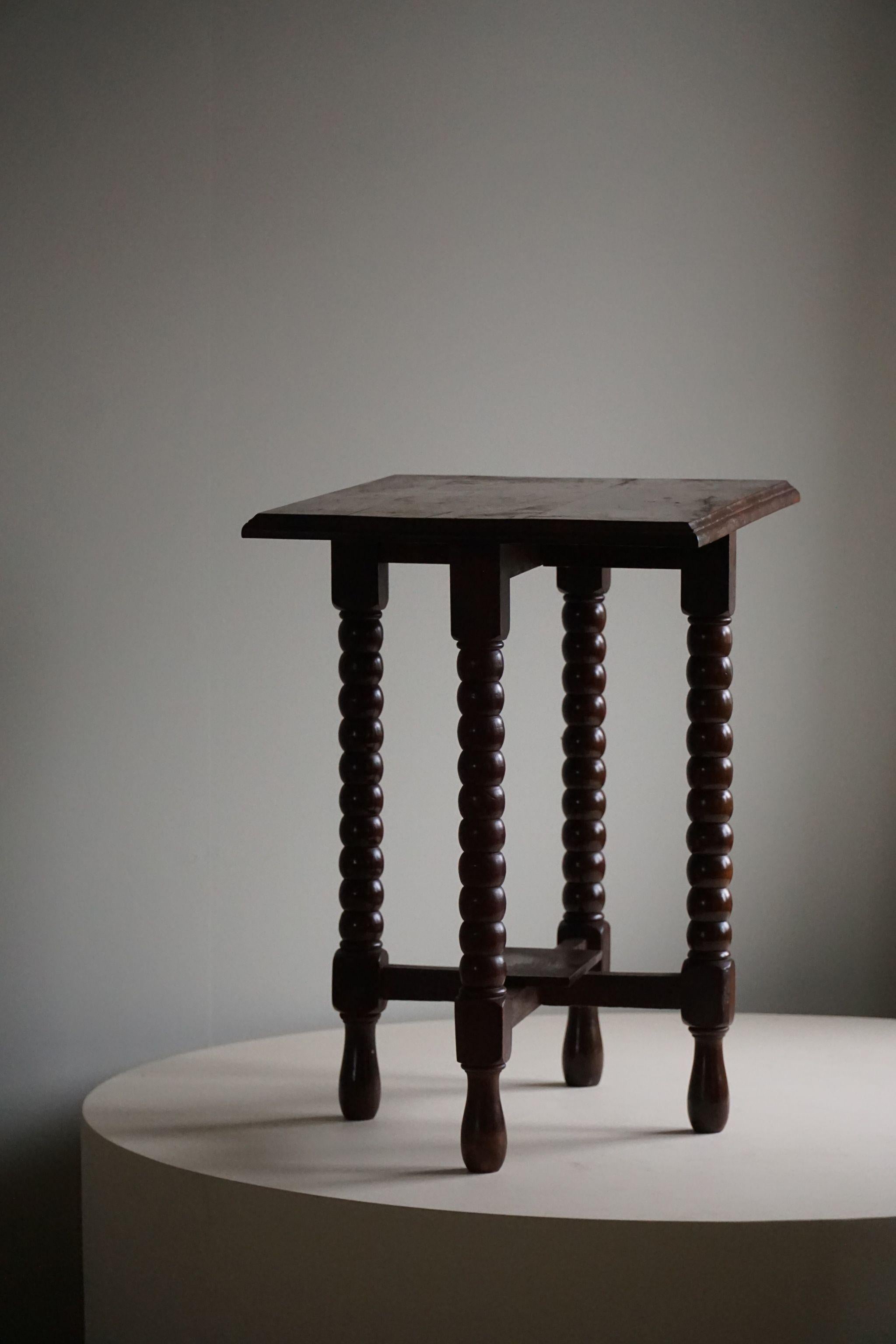Une table d'appoint classique de style moderne français, fabriquée à la main, en chêne aux tons chauds. Fabriqué dans les années 1950 par un ébéniste français. Fabriquée avec soin et attention aux détails, cette table d'appoint respire l'élégance et