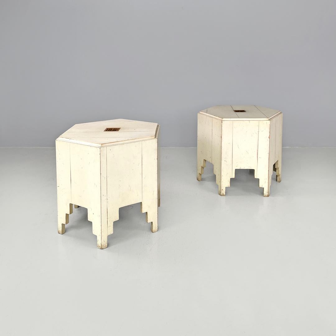 Tables basses hexagonales modernes en bois blanc de Roche Bobois, années 1980
Tables basses hexagonales en bois peintes en blanc. Le sommet est percé d'un trou avec une décoration en bois sculpté. Les six pieds présentent des lignes géométriques