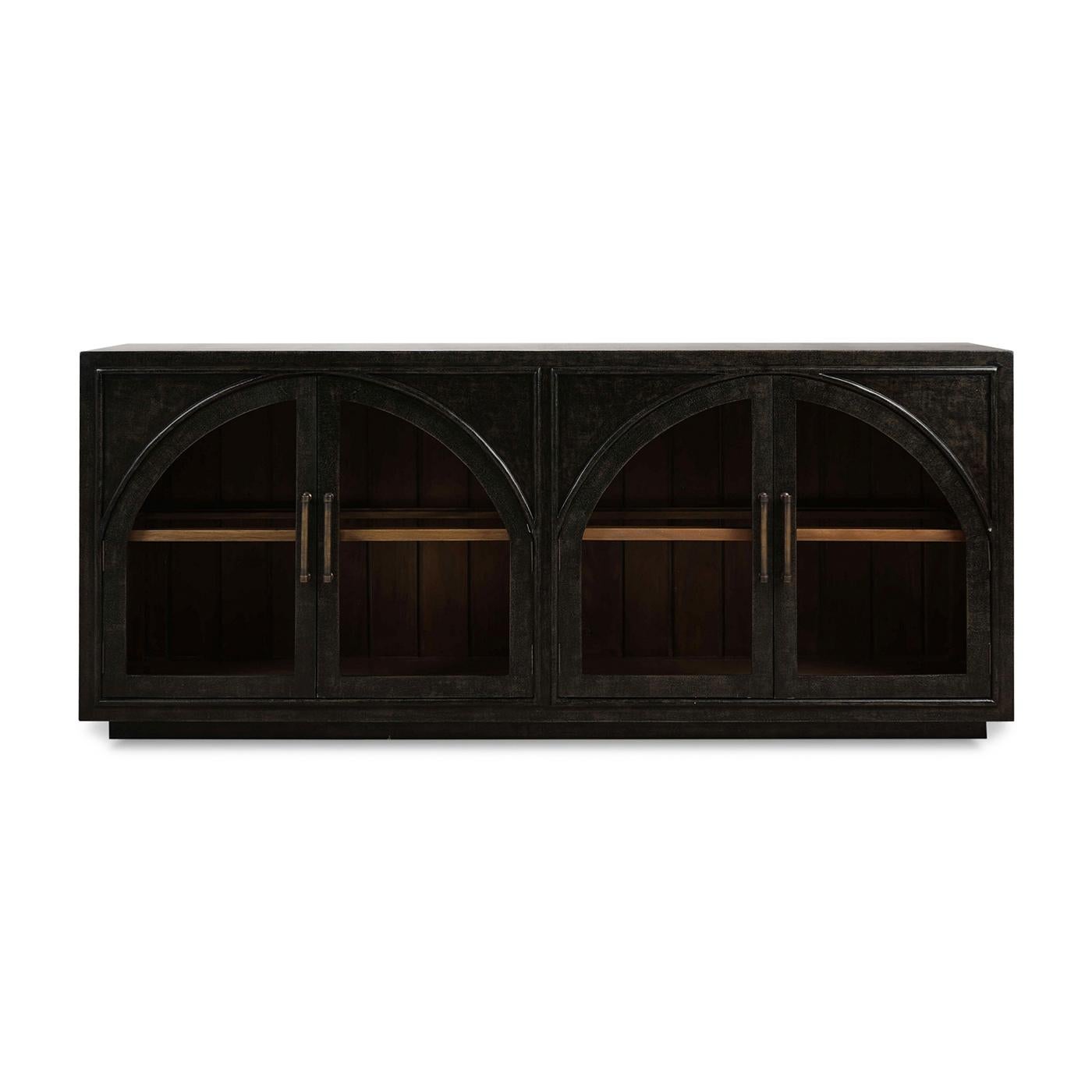 Realizzata in mogano e rifinita in nero Vintage leggermente invecchiato, questa credenza lunga 78 pollici è caratterizzata da ante in vetro con dettagli ad arco, che creano un perfetto connubio tra fascino rustico e stile contemporaneo.

Con
