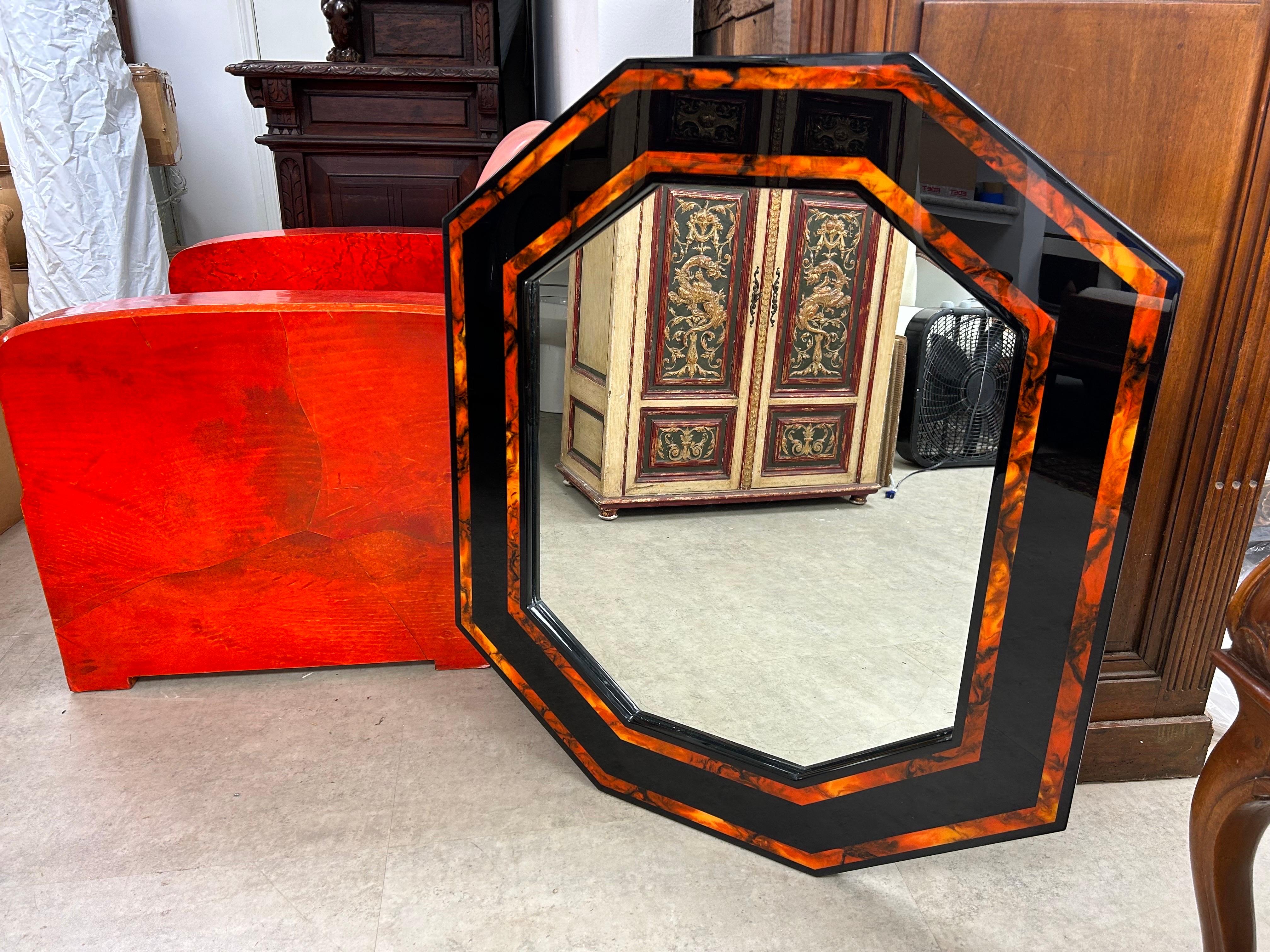 Französisch Moderne Lackierte Spiegel von Jean-Claude Mahey.
Dieser hübsche achteckige französische Lackspiegel hat ein abwechselndes neutrales Design aus gebranntem Orange und Schwarz, ähnlich wie bei Tiger Eye.
Einfach atemberaubend!