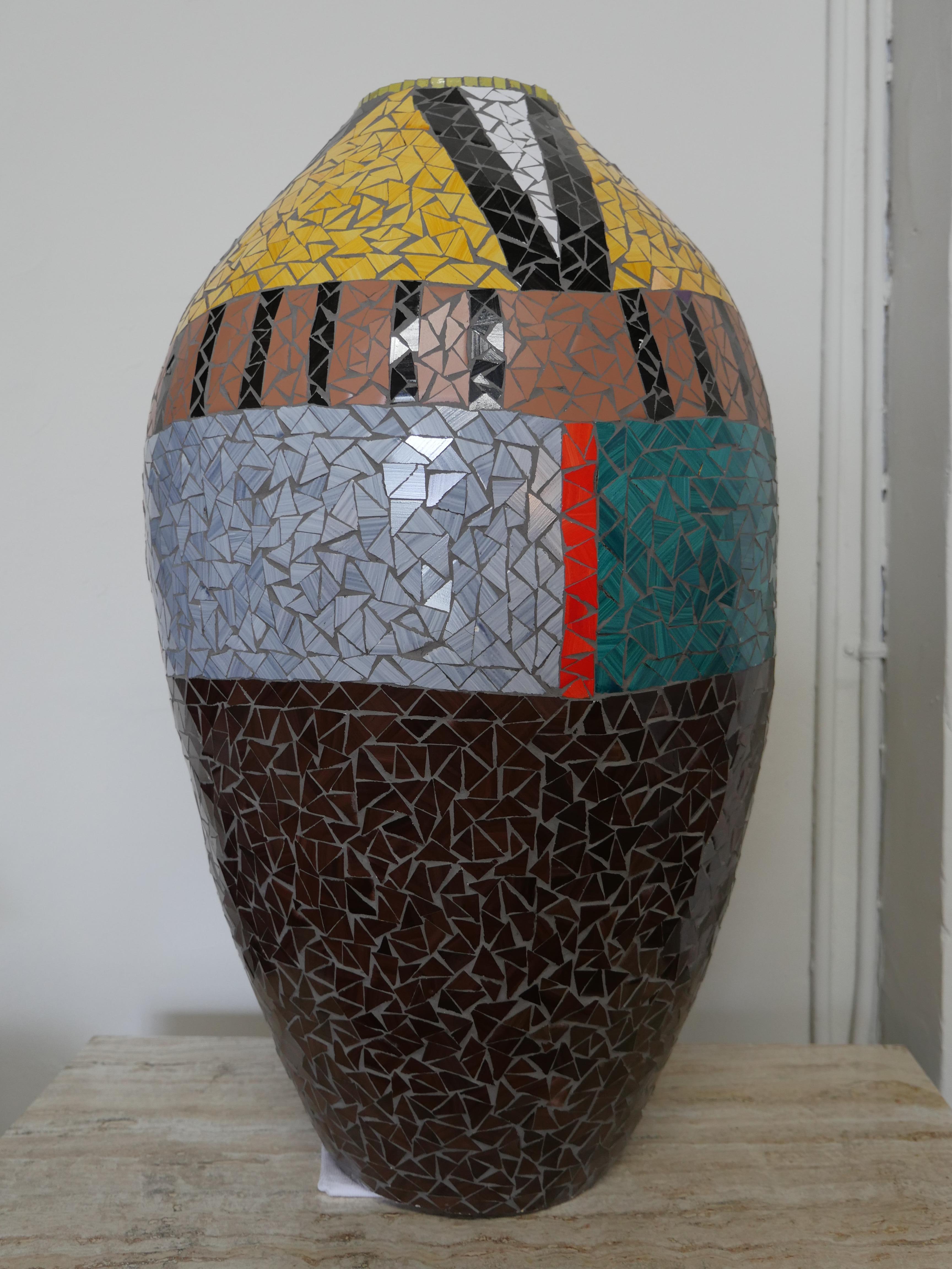 Français Grand vase moderne français en mosaïque  en vente