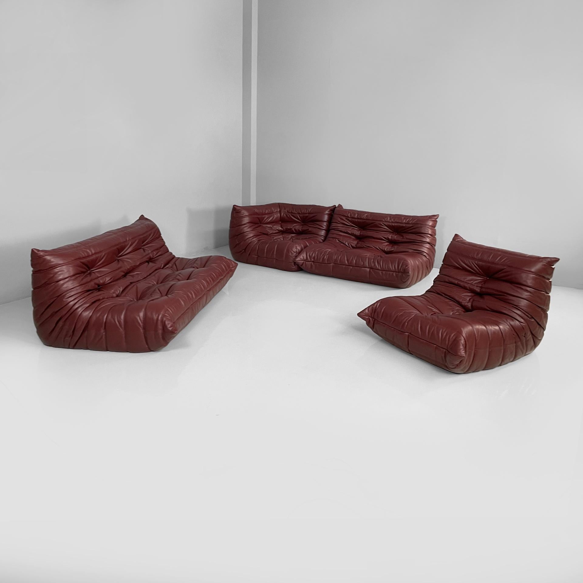 Divano moderno francese in pelle Togo di Michel Ducaroy per Ligne Roset, anni '70
Divano modulare modello Togo completamente padellato e rivestito in pelle rosso-marrone. Il divano ha un modulo angolare, un modulo a due posti, un modulo a tre posti