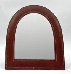 Espejo de sobremesa arqueado moderno francés envuelto en cuero, estilo de Jacques Adnet