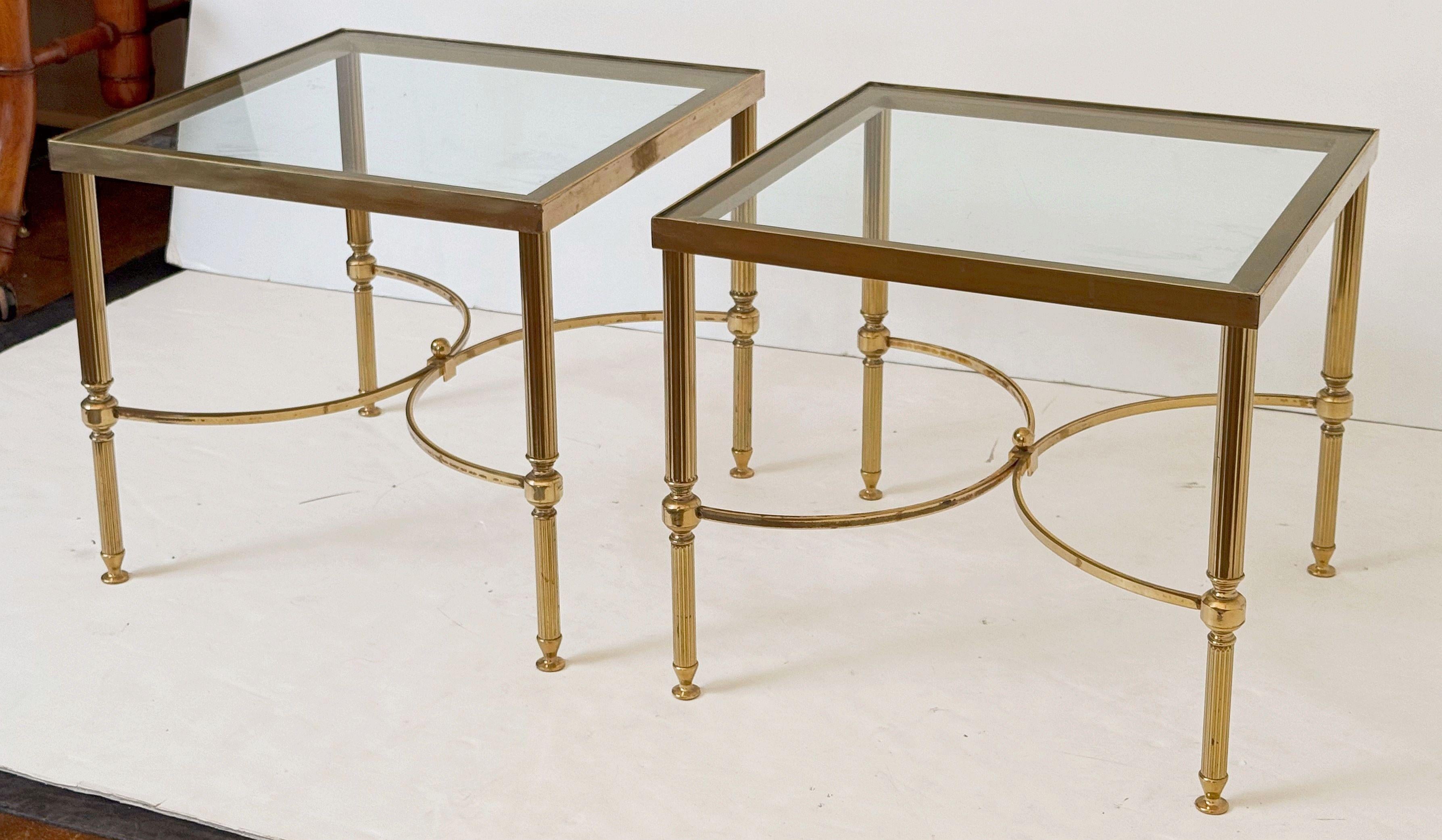 Moderner französischer Couchtisch aus Messing mit Glasplatte - zwei verfügbar (Französisch) im Angebot