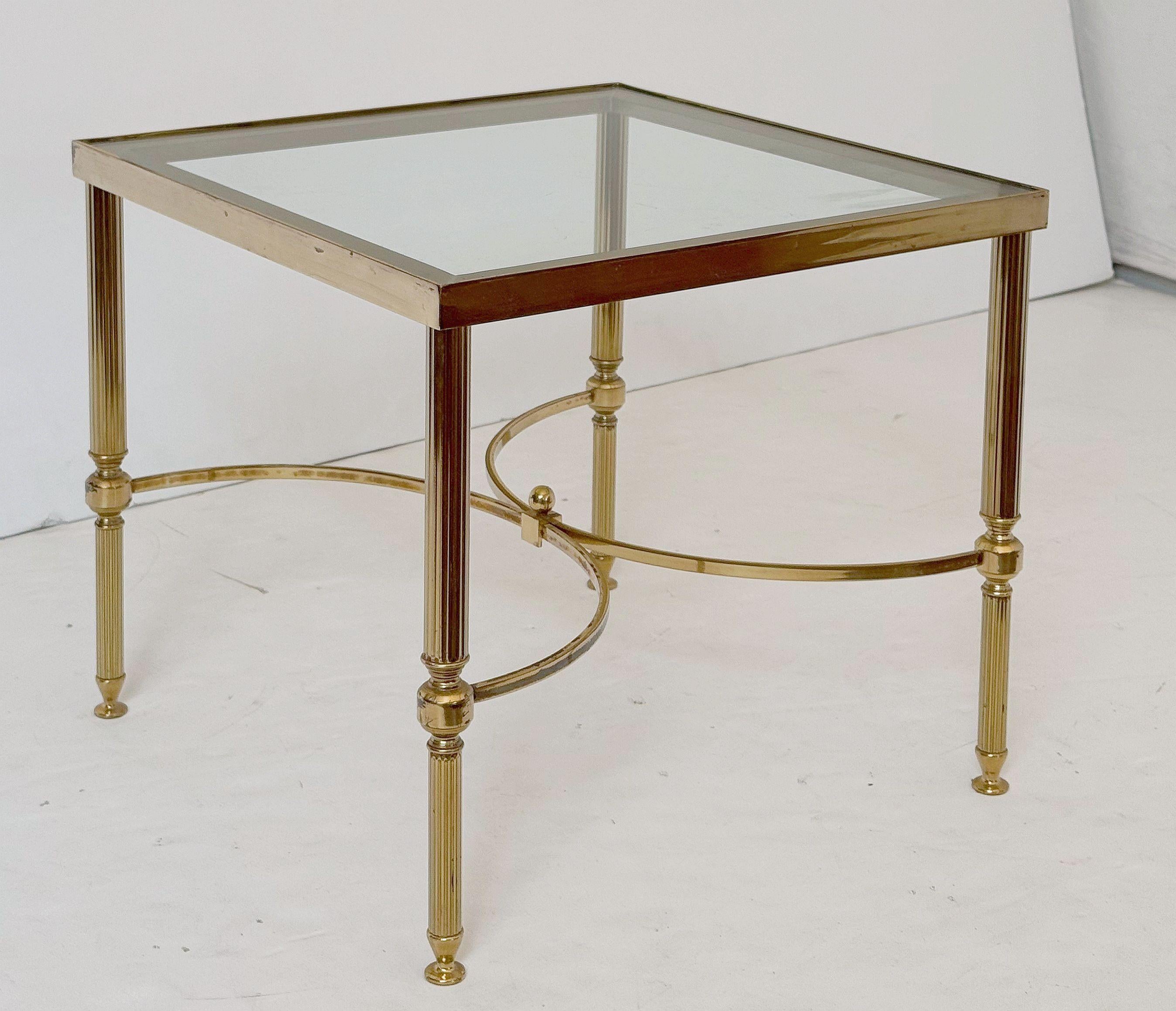 Moderner französischer Couchtisch aus Messing mit Glasplatte - zwei verfügbar (20. Jahrhundert) im Angebot