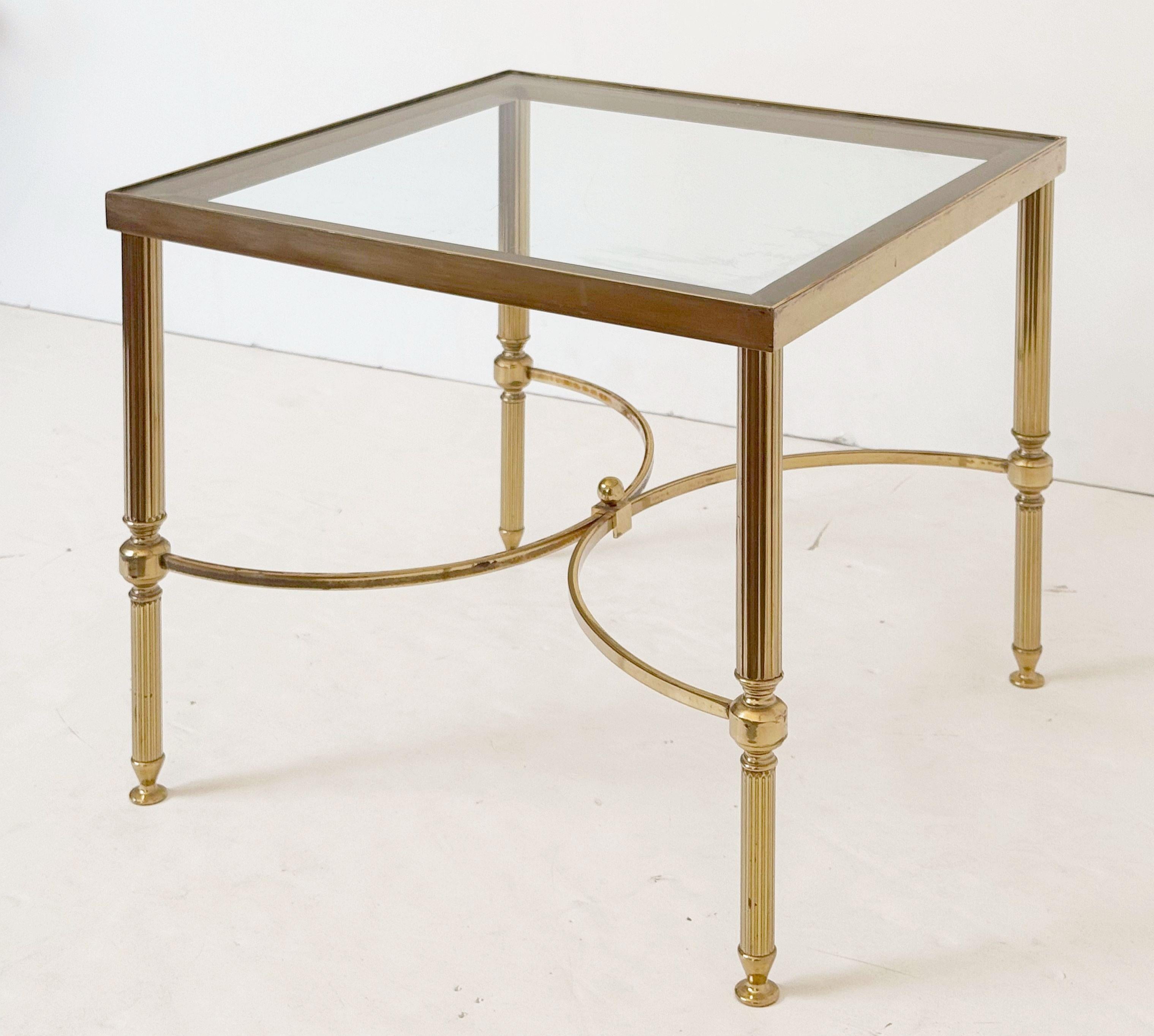 Moderner französischer Couchtisch aus Messing mit Glasplatte - zwei verfügbar (Metall) im Angebot