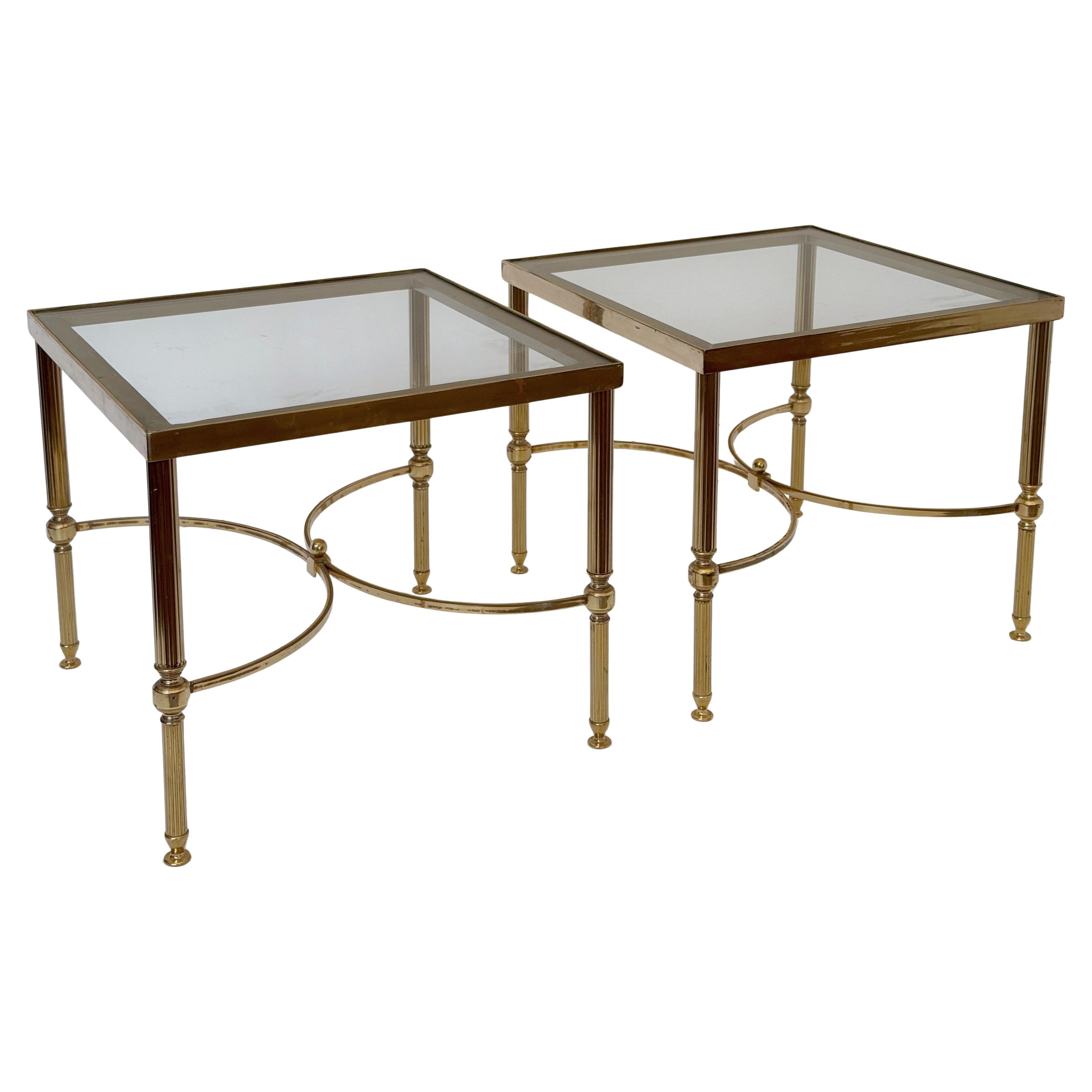 Moderner französischer Couchtisch aus Messing mit Glasplatte - zwei verfügbar im Angebot 1