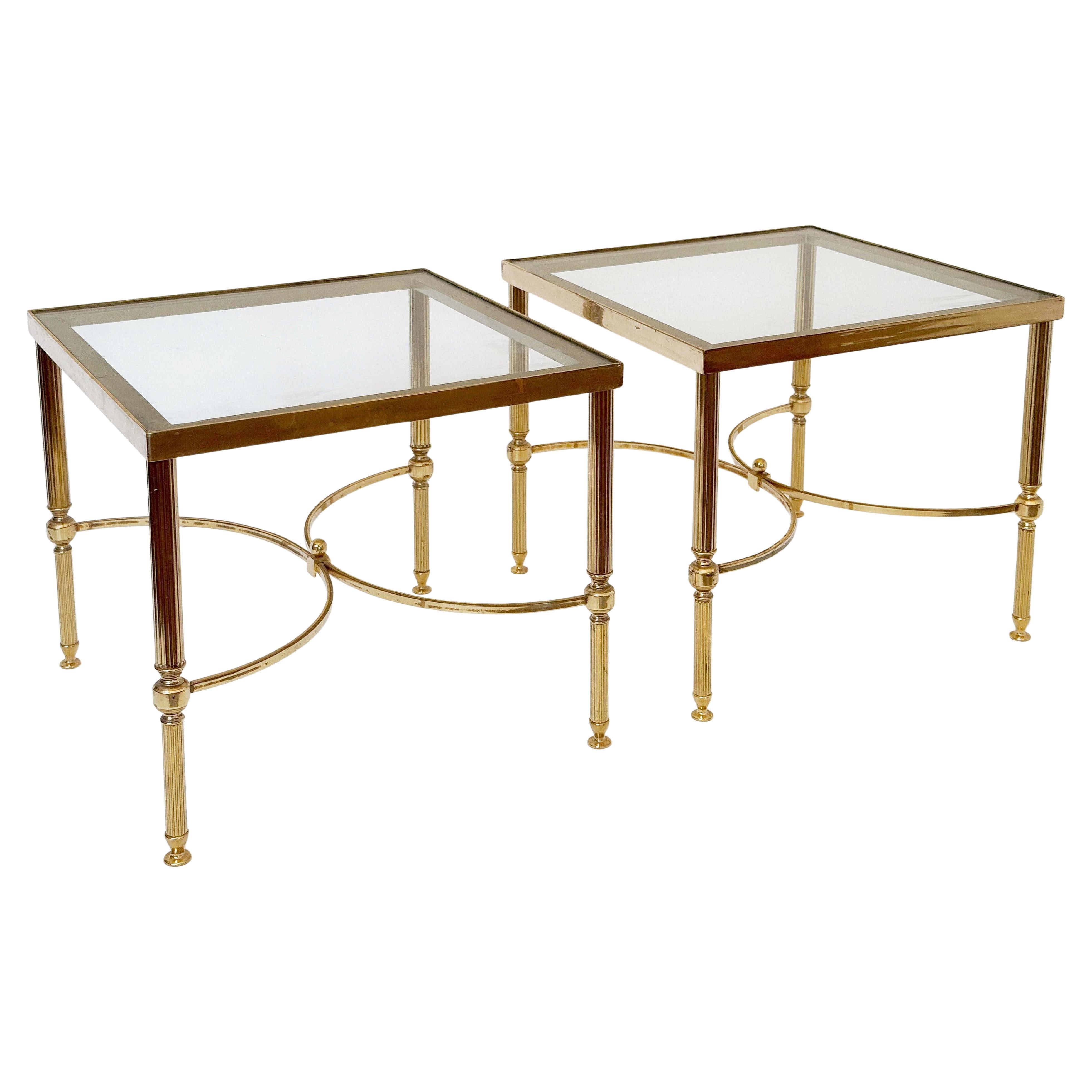 Moderner französischer Couchtisch aus Messing mit Glasplatte - zwei verfügbar im Angebot