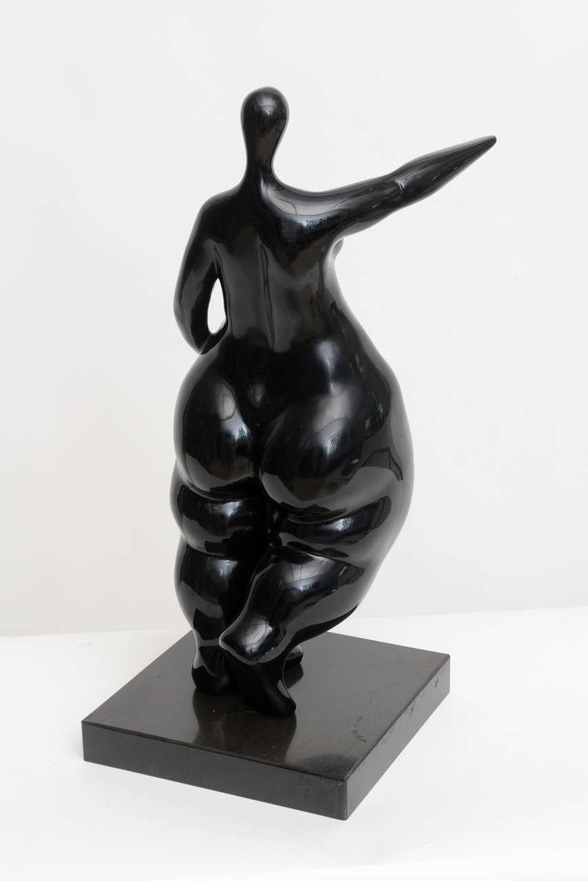 Le statue di Niki de Saint Phalle sono rappresentazioni voluttuose di donne in ogni tipo di posizione. La statua di Nana esplora il ruolo femminile nella società. Originariamente ispirato da un'amica incinta di Saint Phalle.