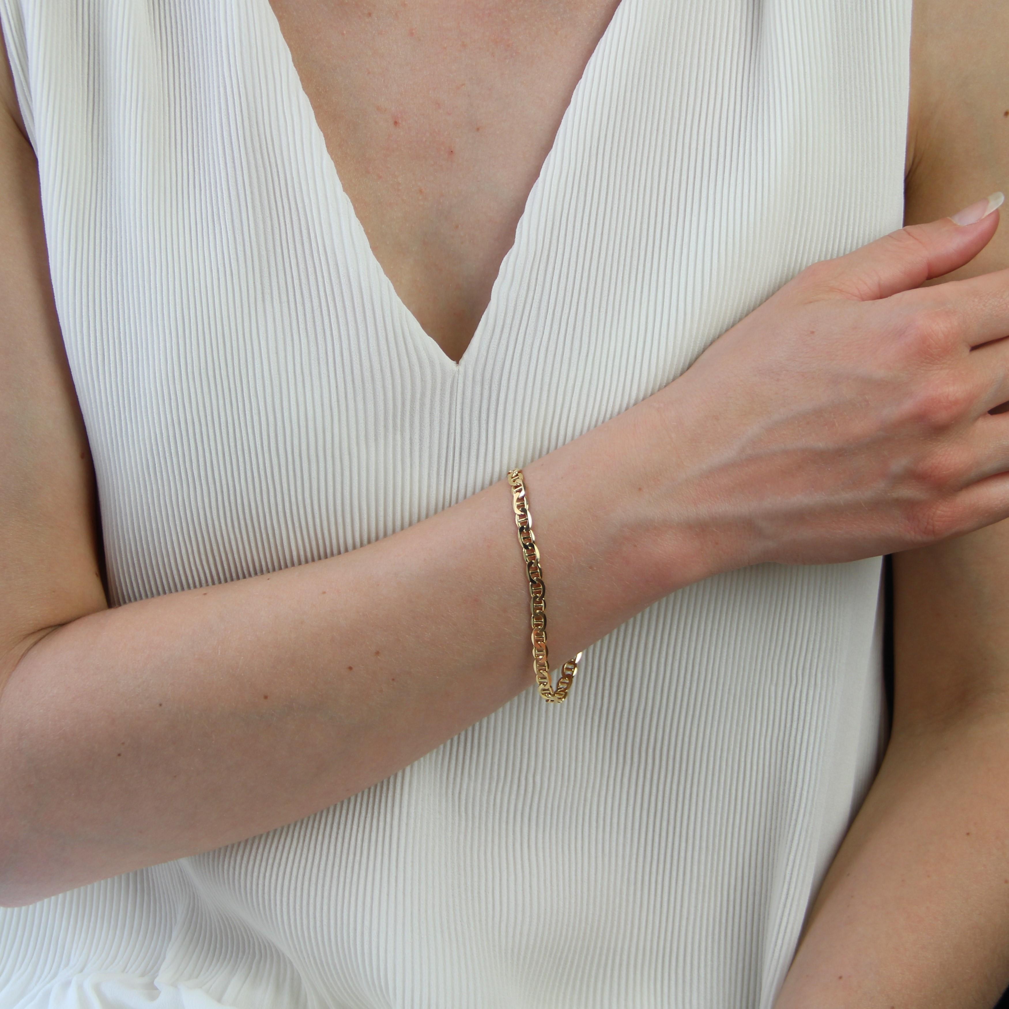Bracelet in 18 karat yellow gold, eagle head hallmark.
Very flat, this second-hand gold bracelet is made of filed marine mesh and opens with a spring lobster clasp.
Length : 19 cm approximately, width : 4.6 mm approximately, thickness : 1.1 mm