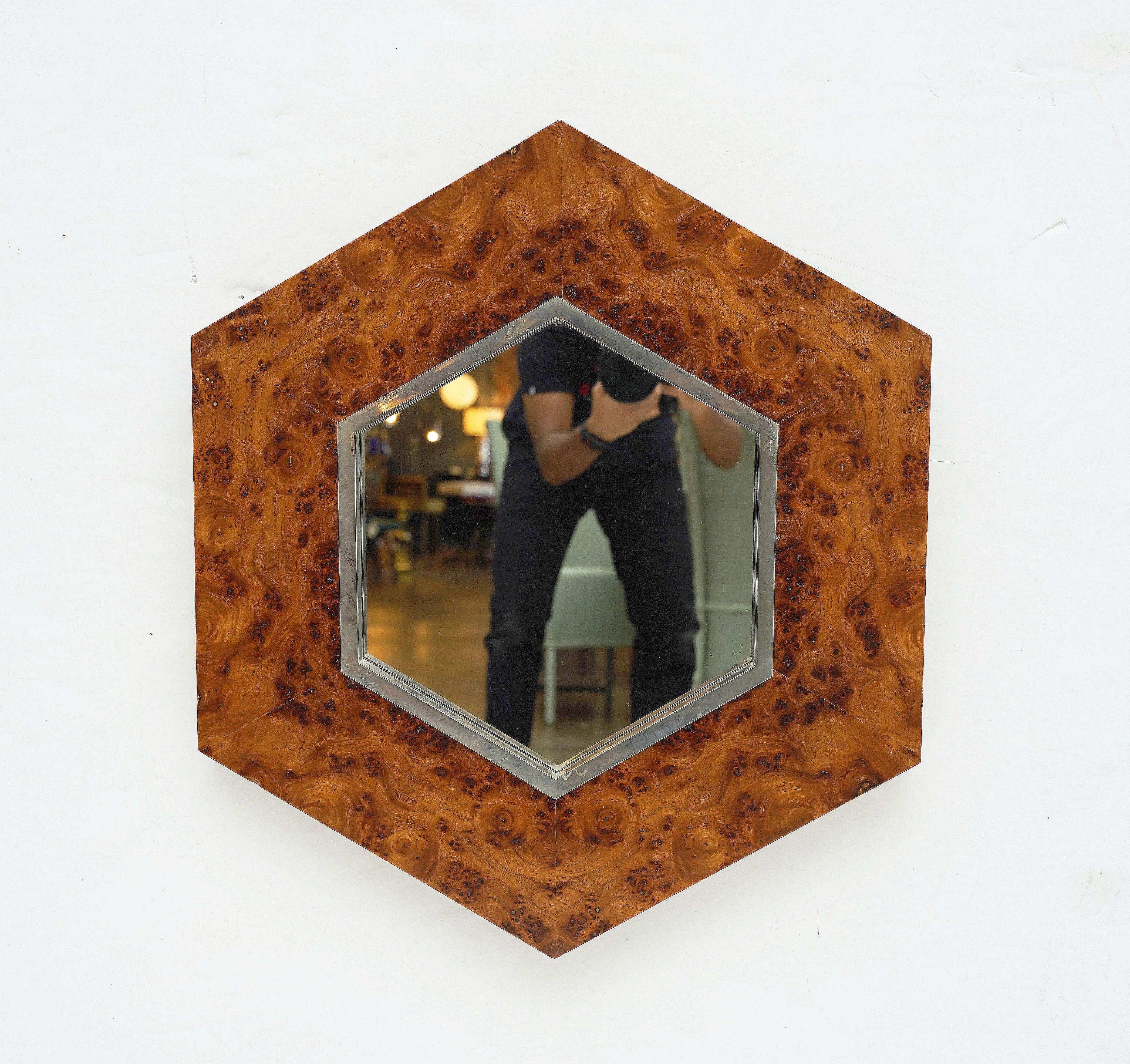 
Un raffinato specchio da parete francese moderno a sei lati o esagonale in legno di olmo burlato con accenti cromati intorno al vetro specchiato.

H. H. 27,75