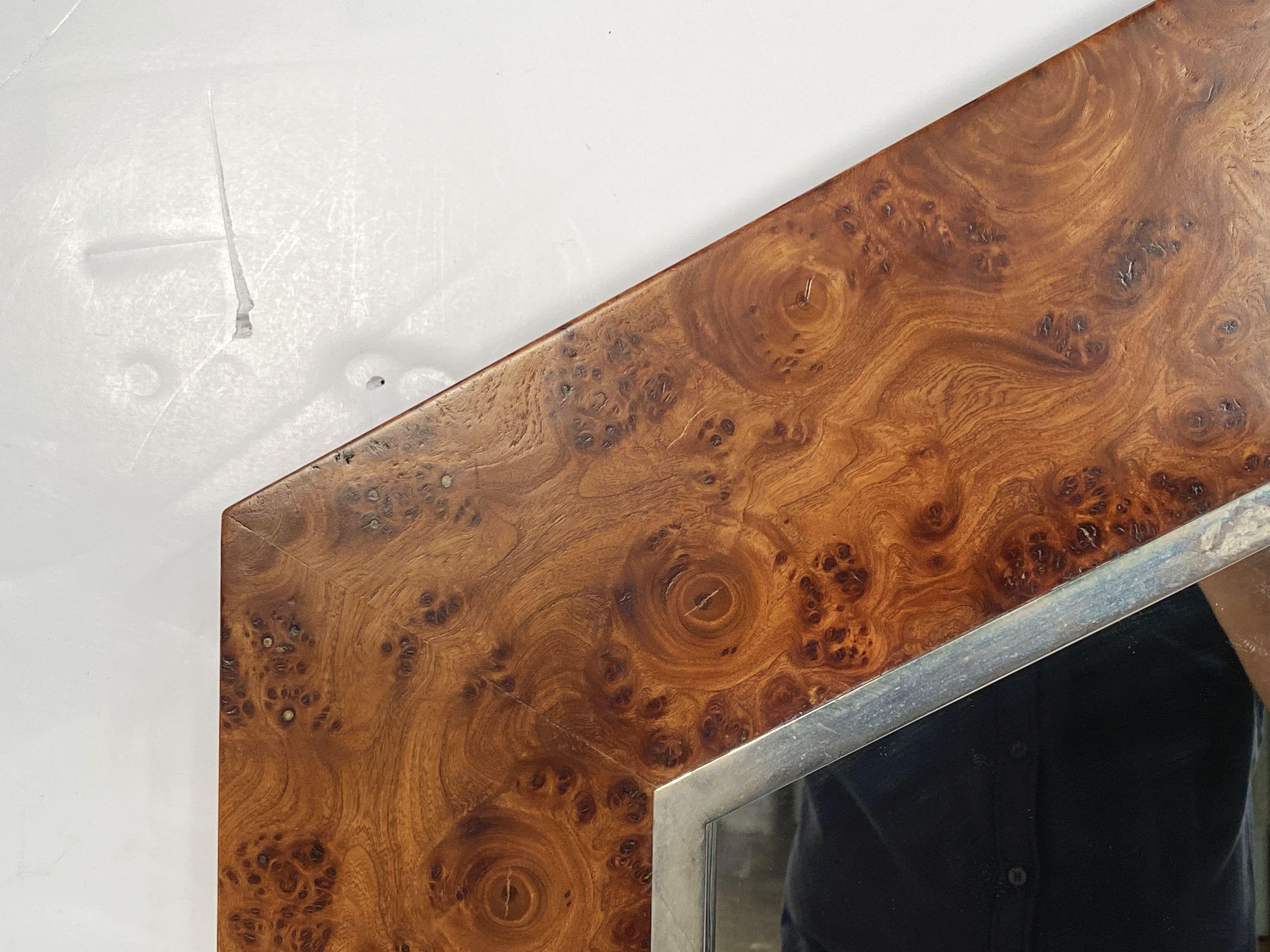 Specchio moderno francese in olmo sbavato  e cromo (H. 27 3/4 x L. 24) In condizioni buone in vendita a Austin, TX