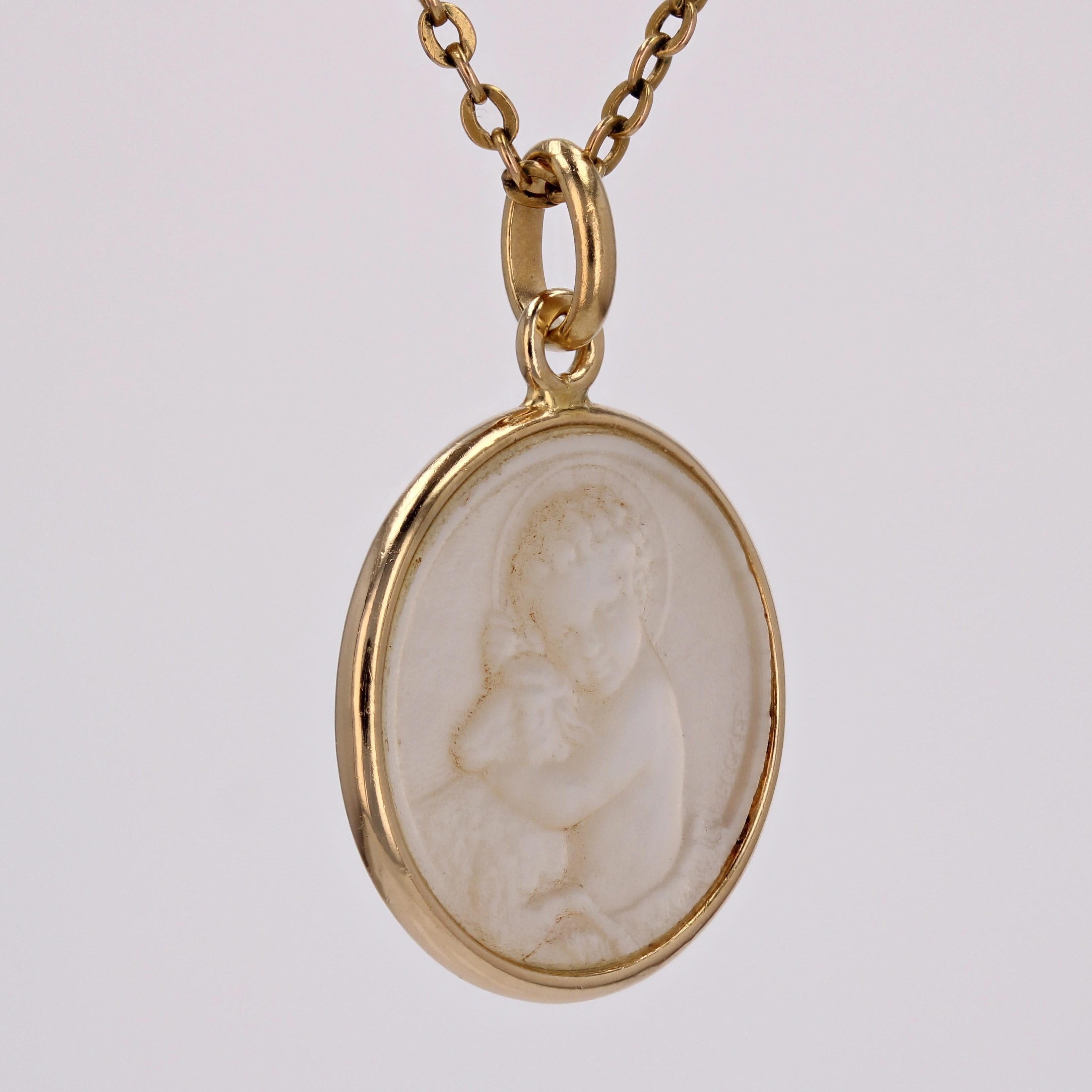 French Modern Mother-of-pearl 18 Karat Yellow Gold Angel with Lamb Medal Pendant In Good Condition In Poitiers, FR