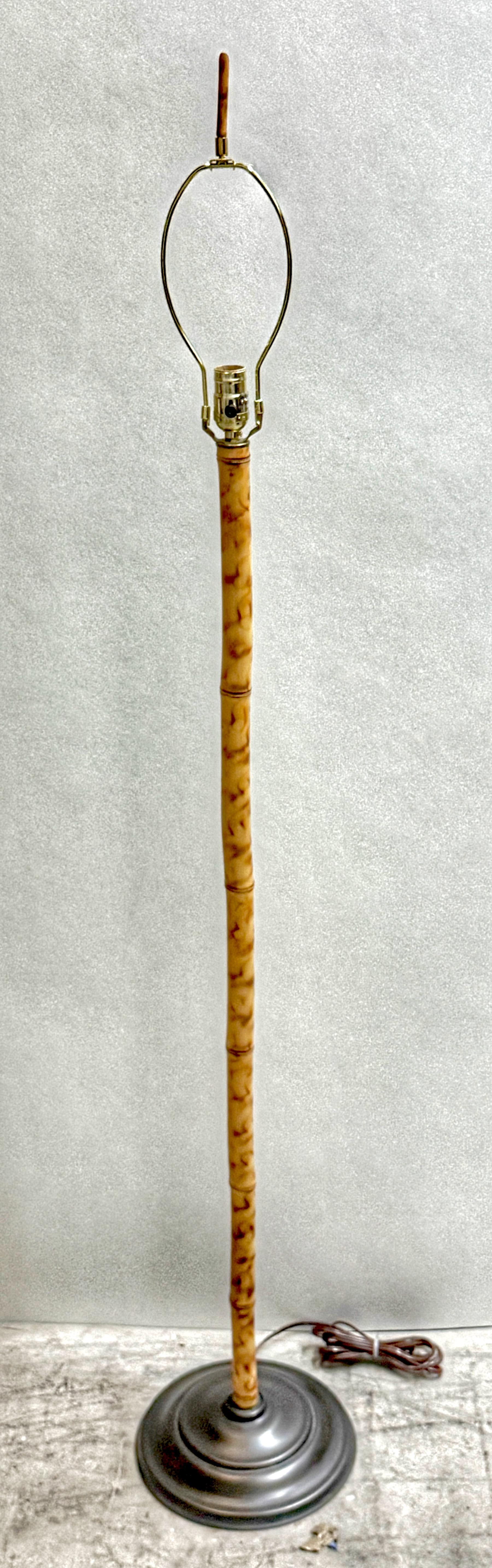 Lampadaire moderne français en bambou naturel, Circa 1960s

Un lampadaire moderne français des années 1960, élégant et d'inspiration organique, doté d'un véritable étalon en bambou naturel avec une riche patine aux tons de miel, segmenté par des