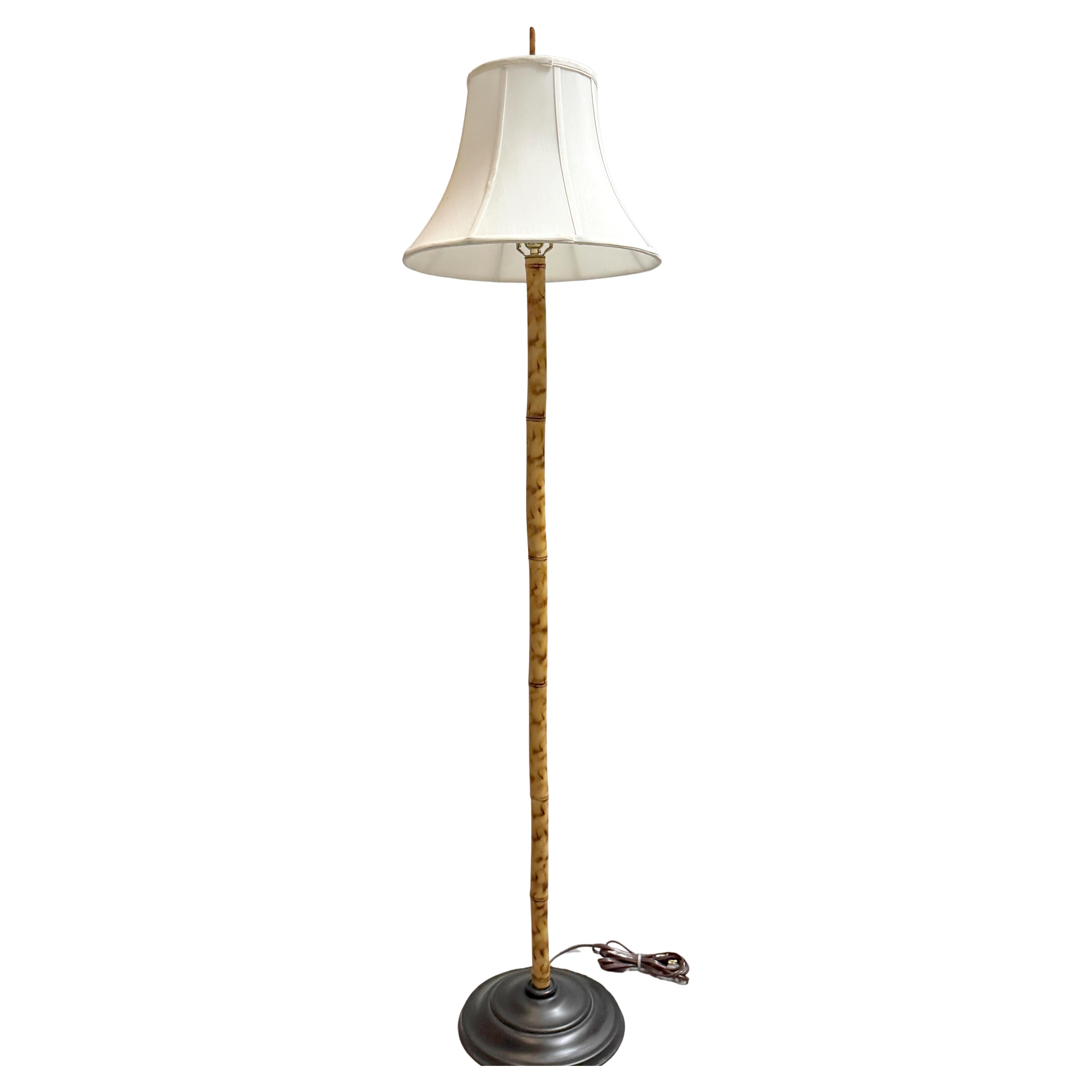 Français Lampadaire moderne français en bambou naturel, Circa 1960s en vente