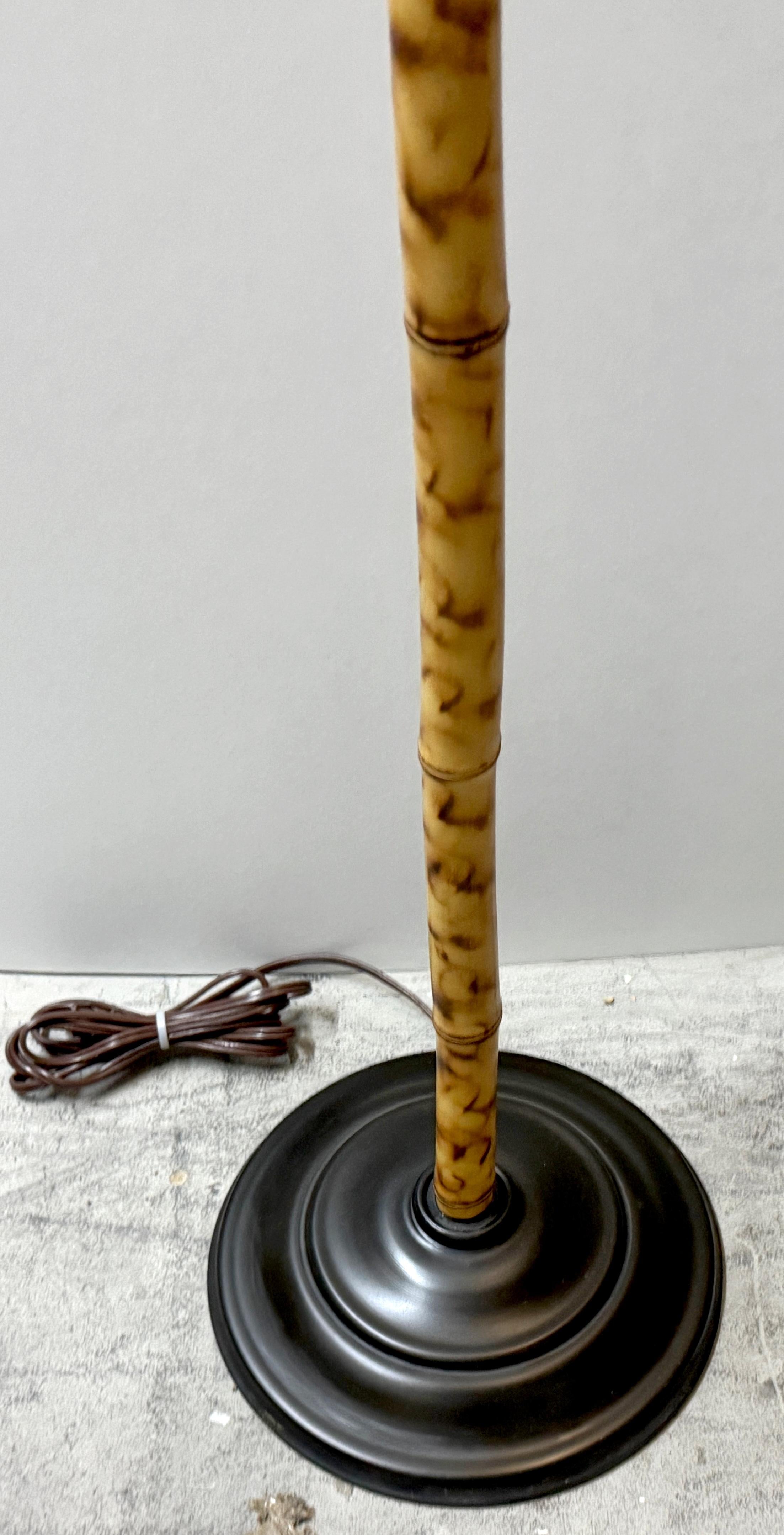 Lampadaire moderne français en bambou naturel, Circa 1960s Bon état - En vente à West Palm Beach, FL